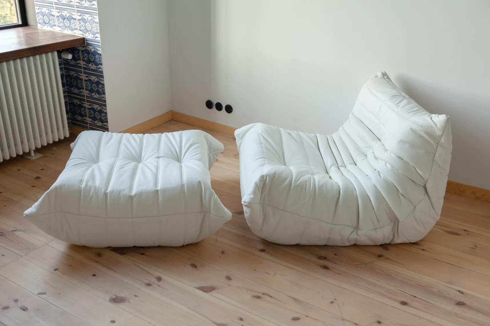 Fotel wypoczynkowy Togo z podnóżkiem, skóra biała madras - 51950