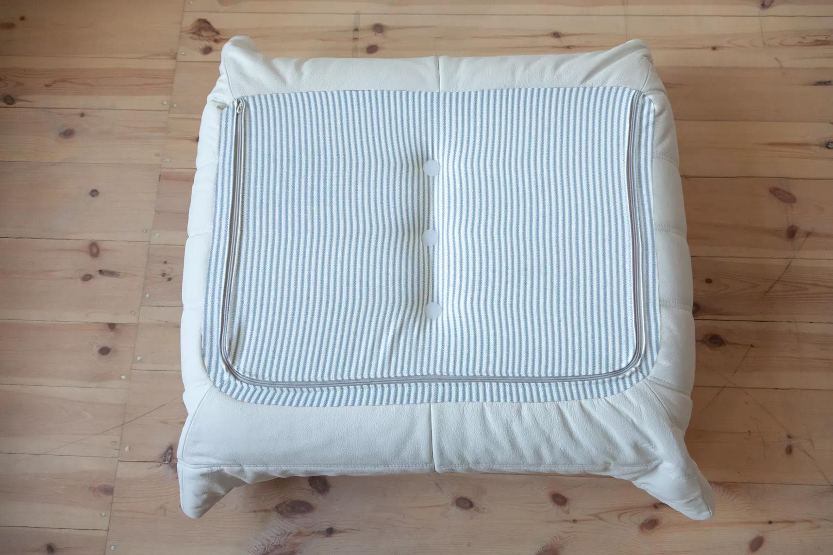 Podnóżek Togo, skóra biała madras - 51752