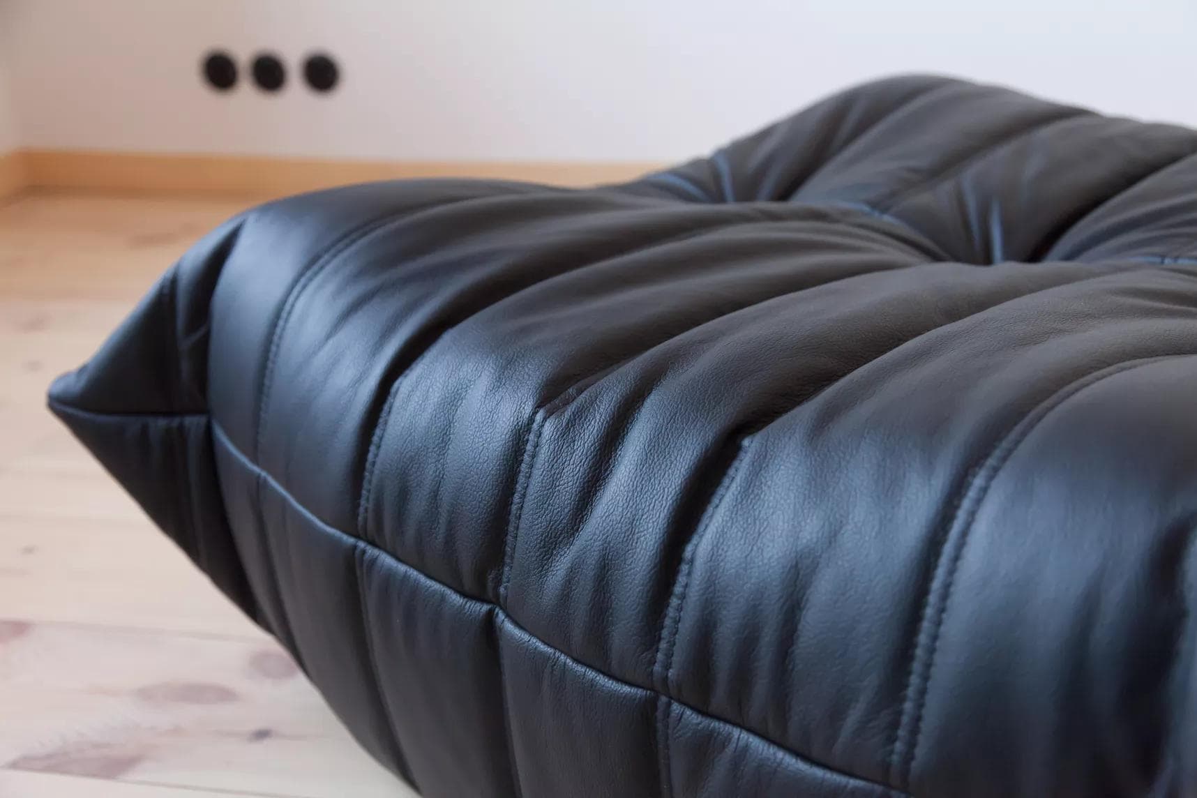 Podnóżek Togo, skóra czarna madras - 51746