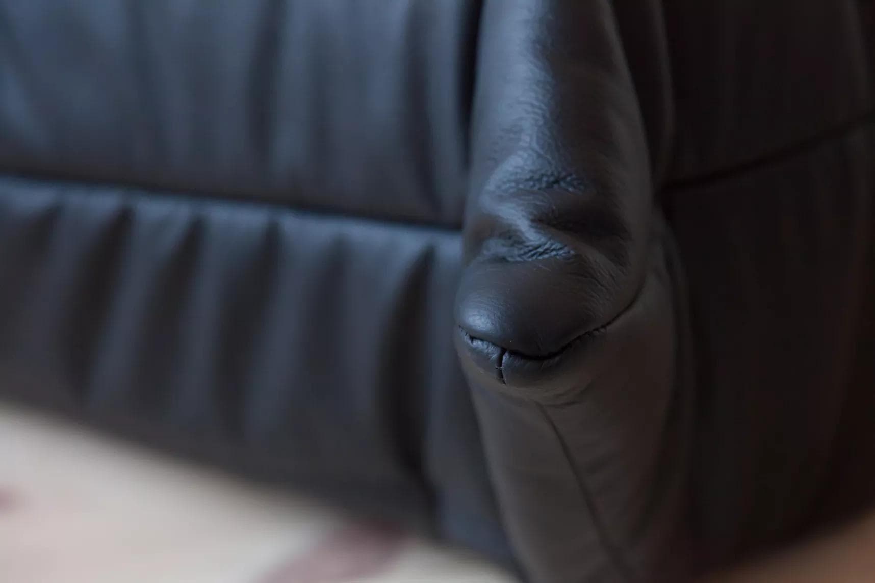 Podnóżek Togo, skóra czarna madras - 51740