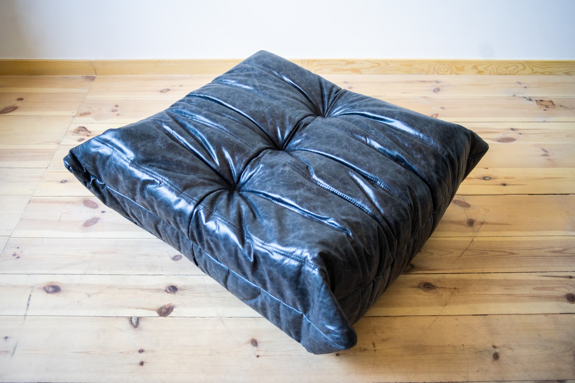 Podnóżek Togo, skóra czarna dubai - 165030