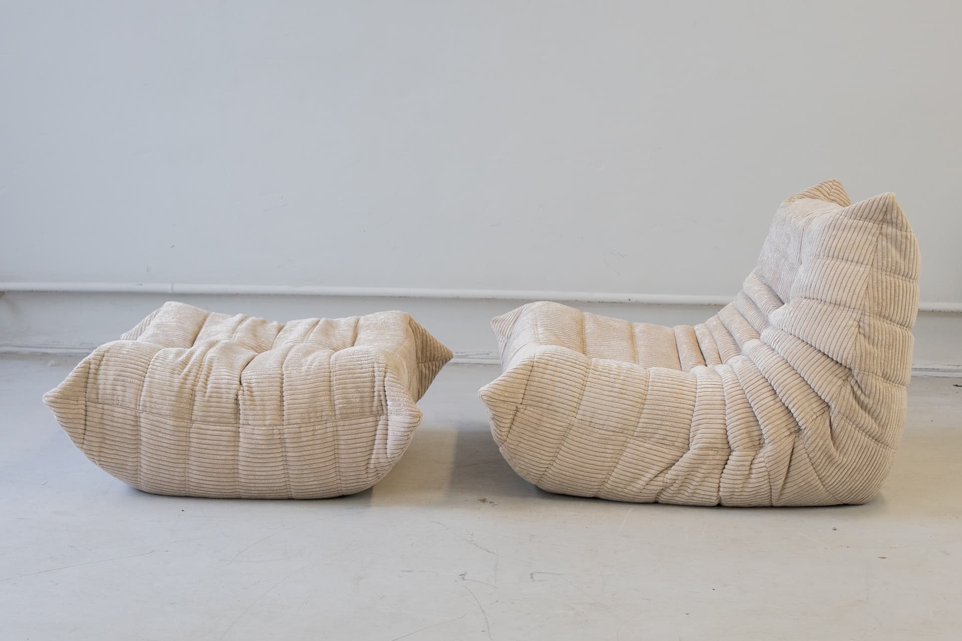 Fotel wypoczynkowy Togo z podnóżkiem, cord beżowy - 52562