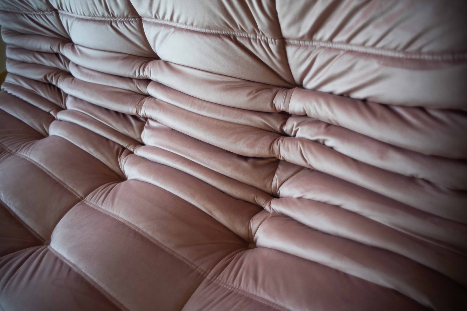 Sofa Togo trzyosobowa, velvet perłowy róż - 391017