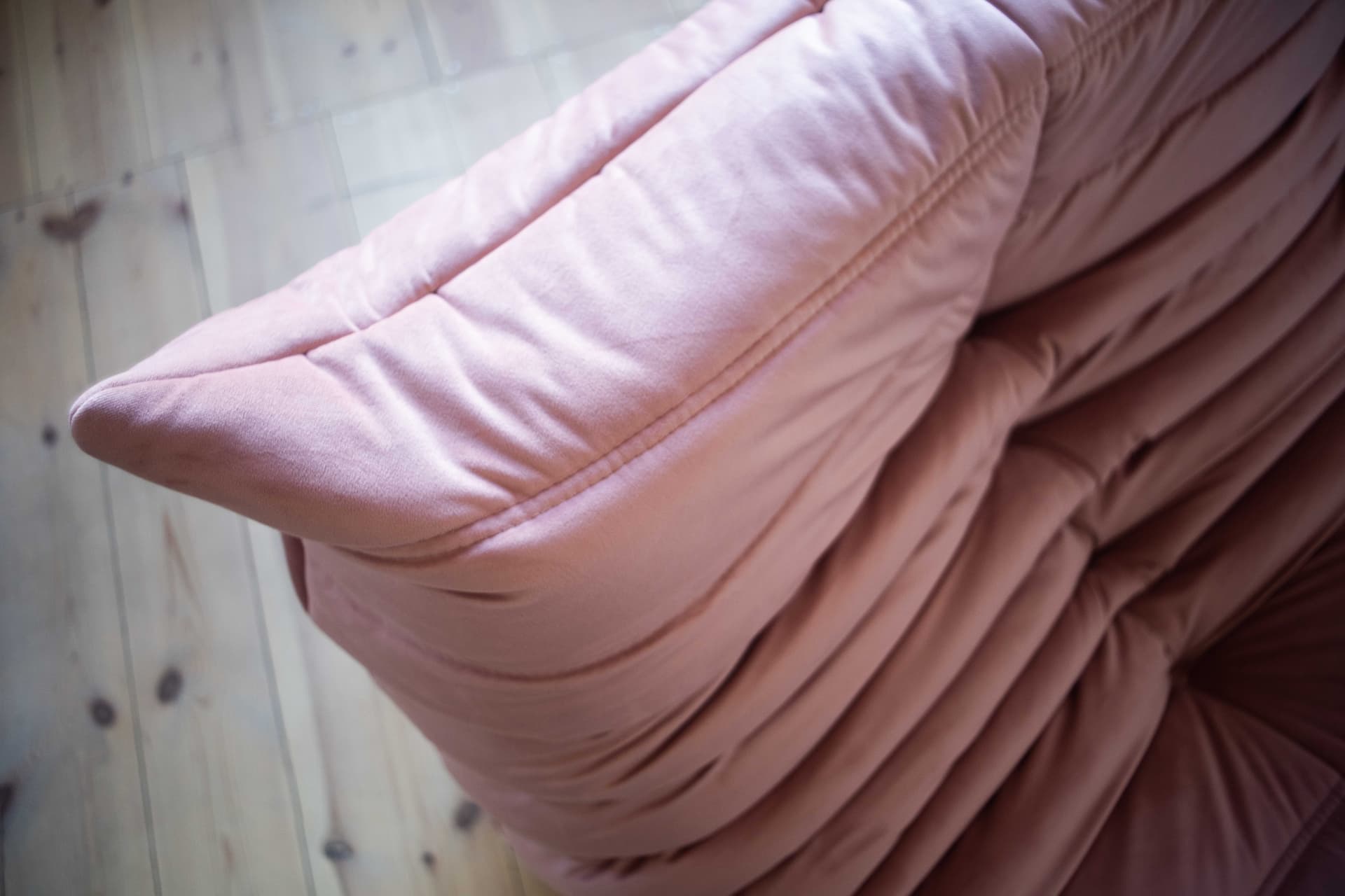 Sofa Togo trzyosobowa, velvet perłowy róż - 391019