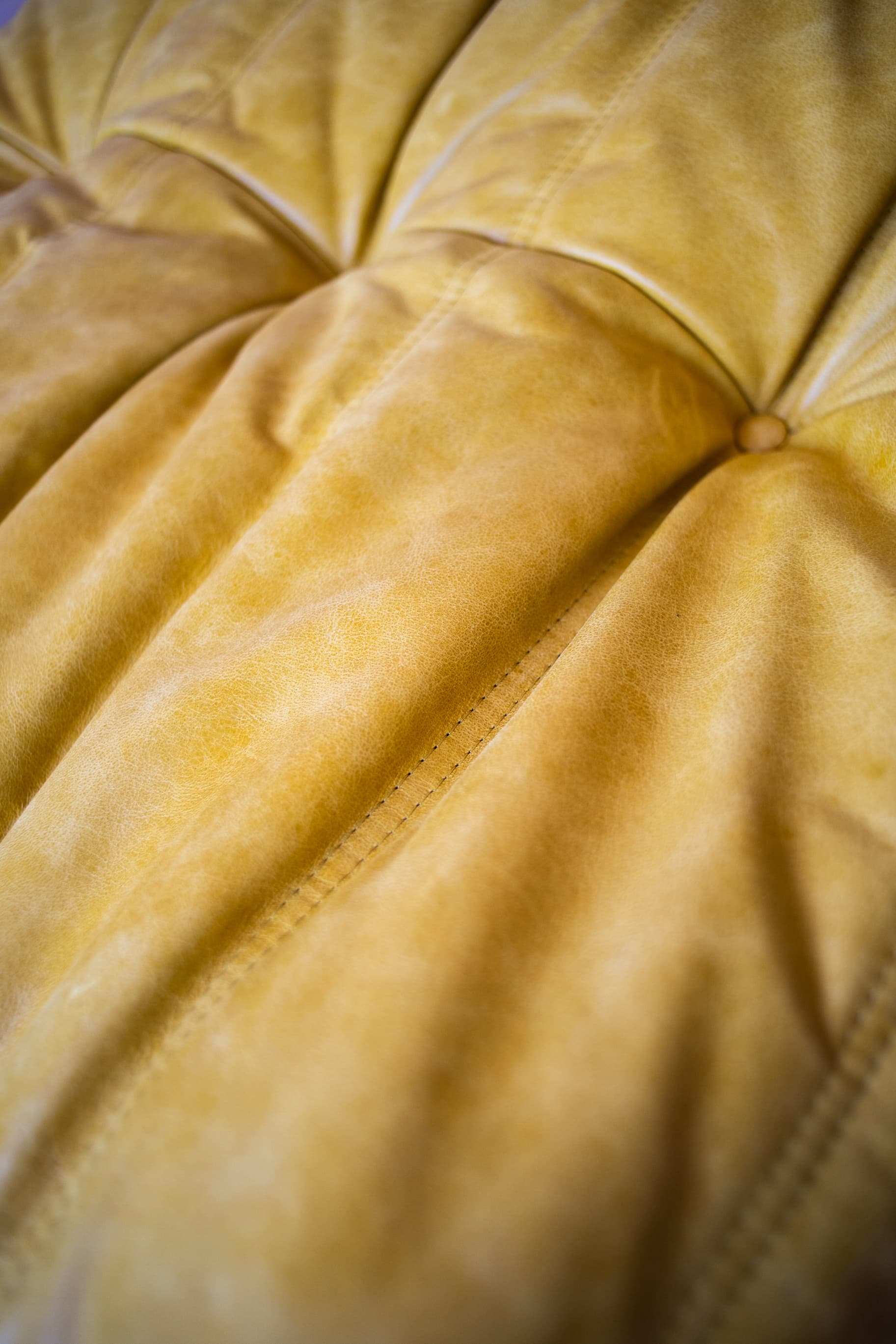 Fotel wypoczynkowy Togo z podnóżkiem, skóra żółta dubai - 165230