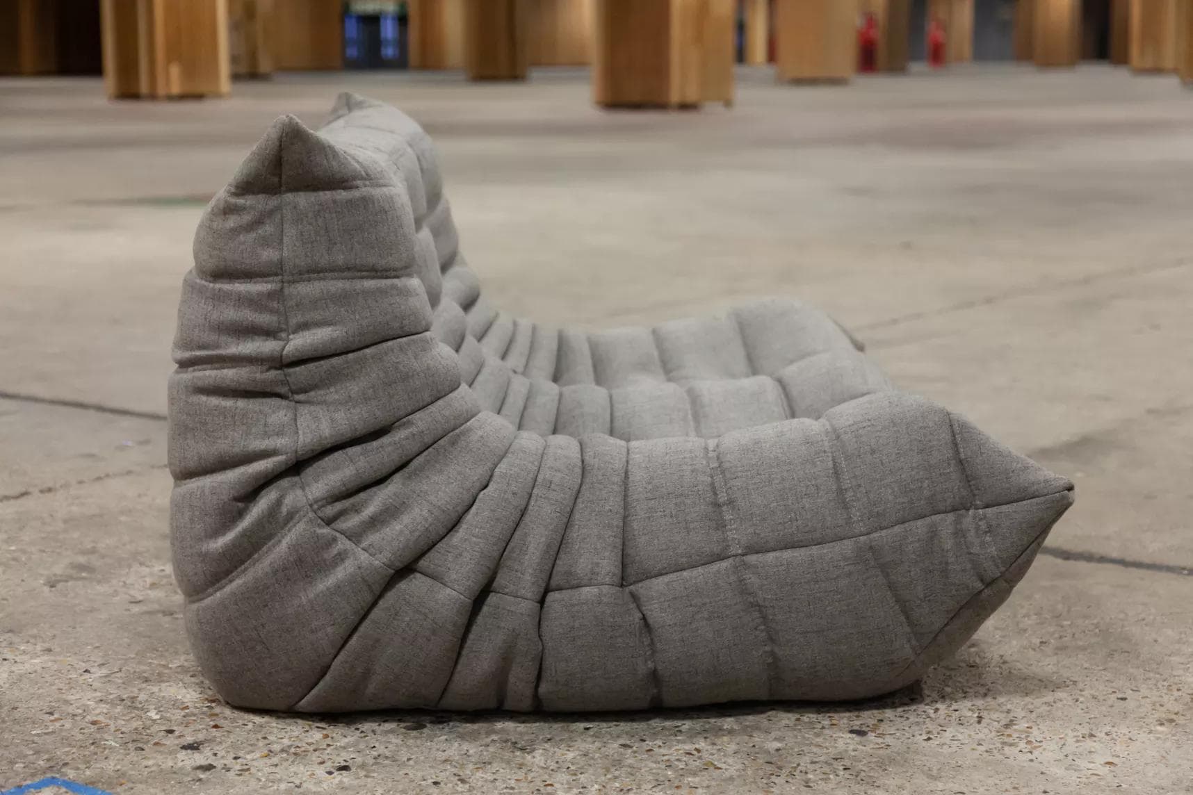 Sofa Togo dwuosobowa, tekstylia ciepły szary - 165135