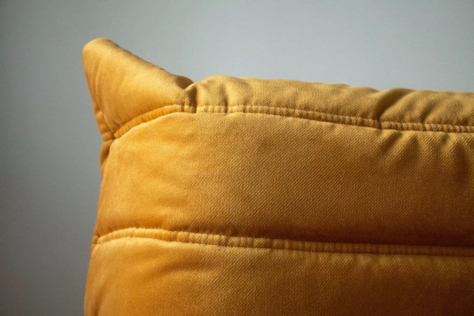 Sofa Togo dwuosobowa, velvet złoty - 390999