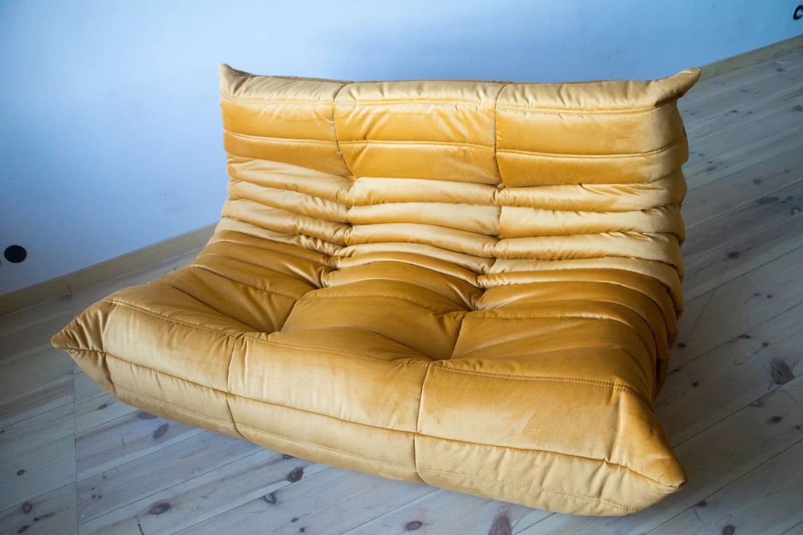Sofa Togo dwuosobowa, velvet złoty - 390996