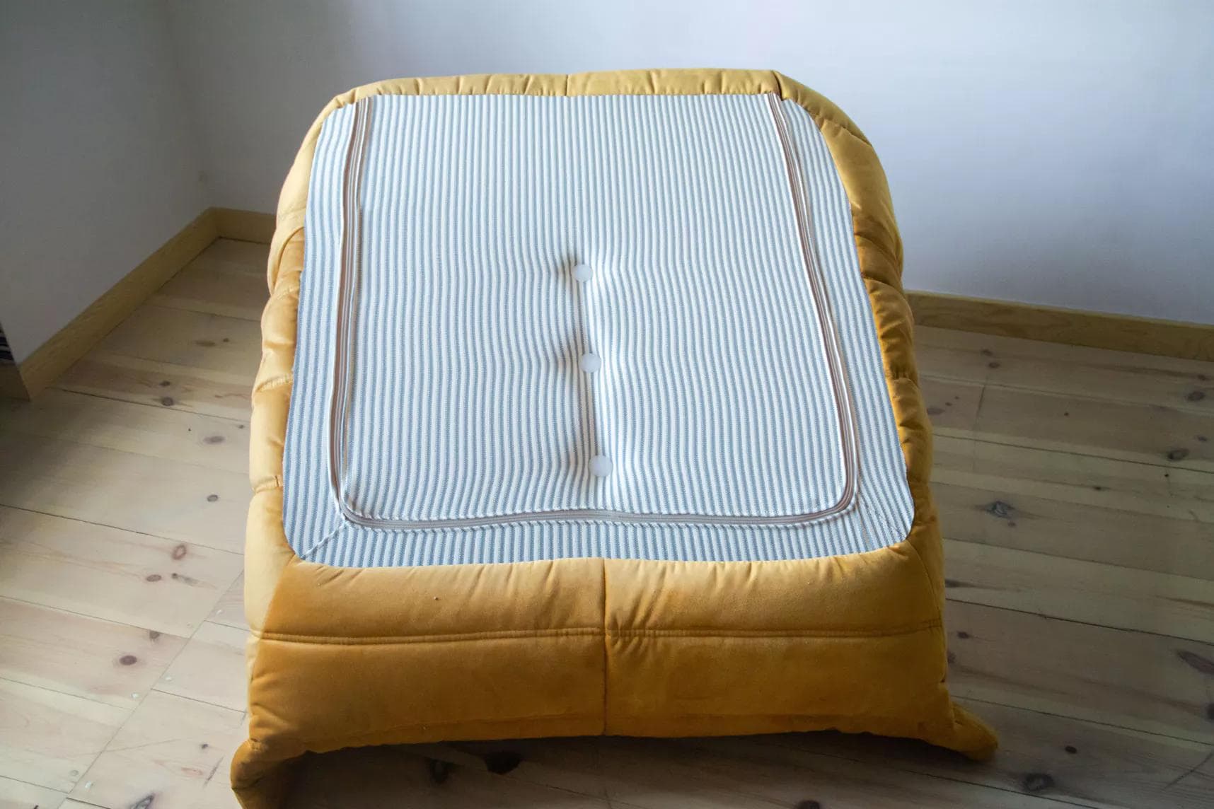 Fotel wypoczynkowy Togo, velvet złoty - 165694