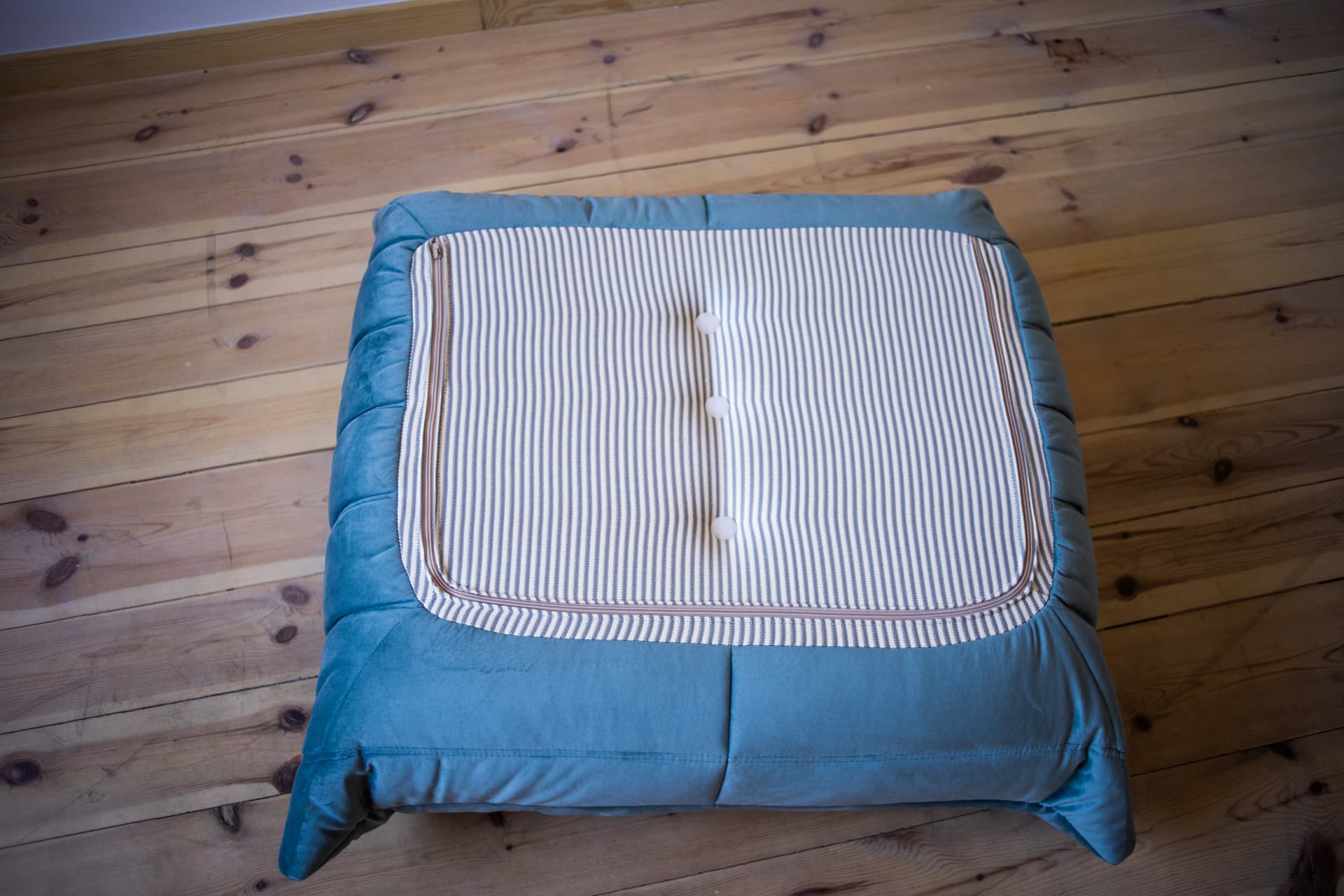 Podnóżek Togo, velvet błękitny lazur - 165631