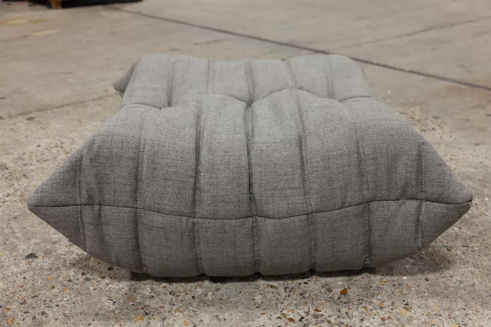 Podnóżek Togo, tekstylia ciepły szary - 166022