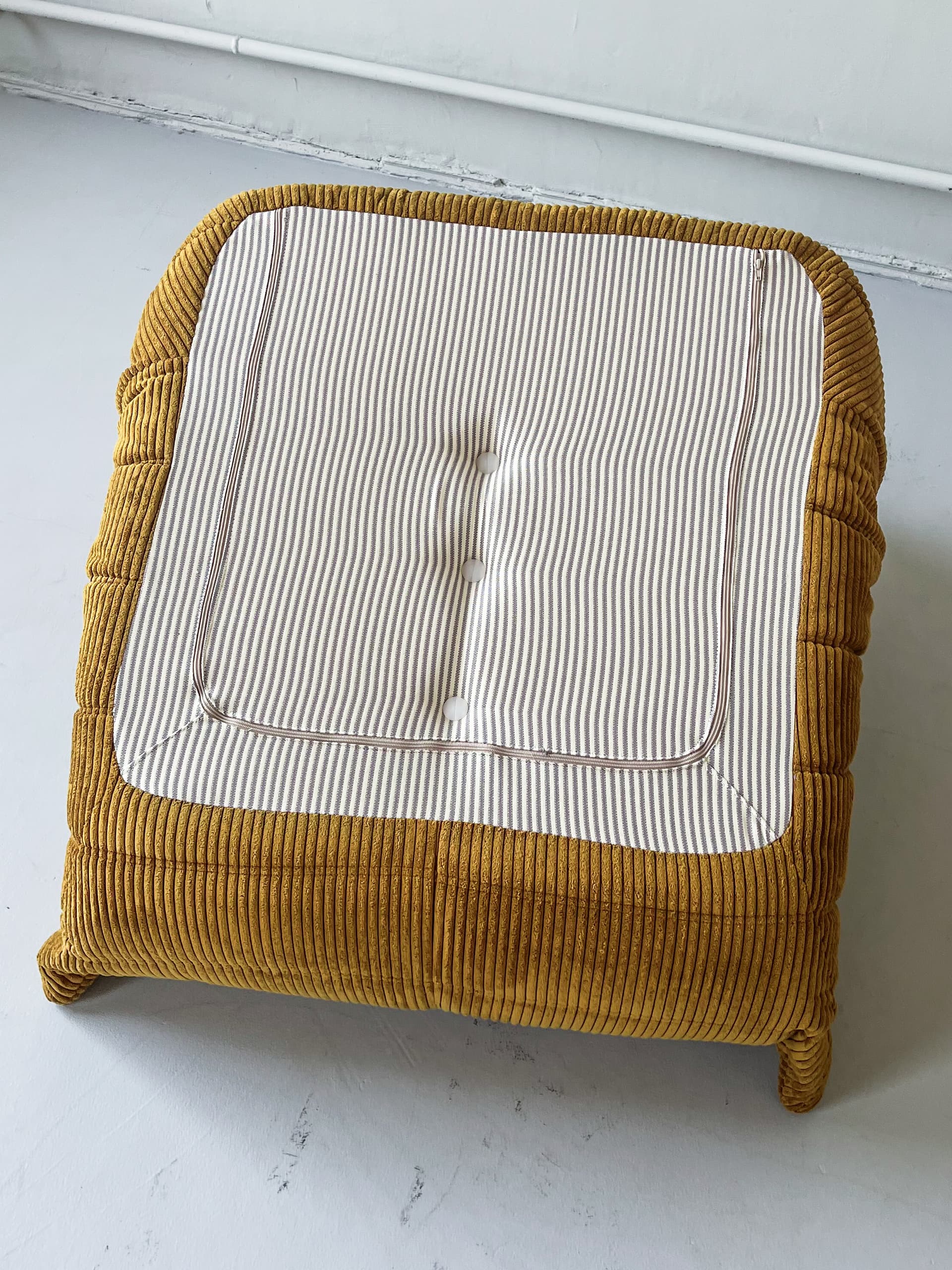 Fotel wypoczynkowy Togo z podnóżkiem, cord piaskowy brąz - 165997