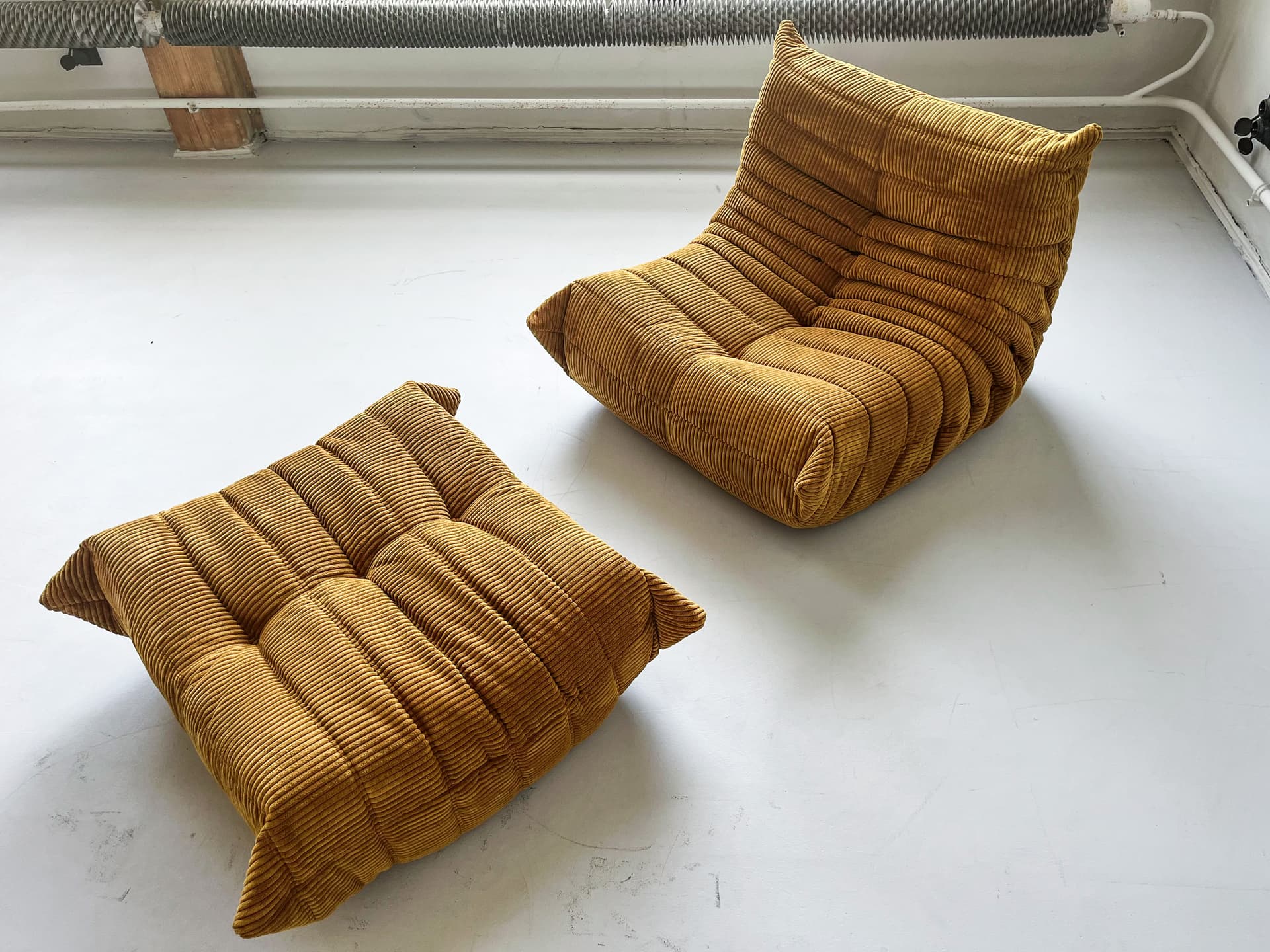 Fotel wypoczynkowy Togo z podnóżkiem, cord piaskowy brąz - 165988