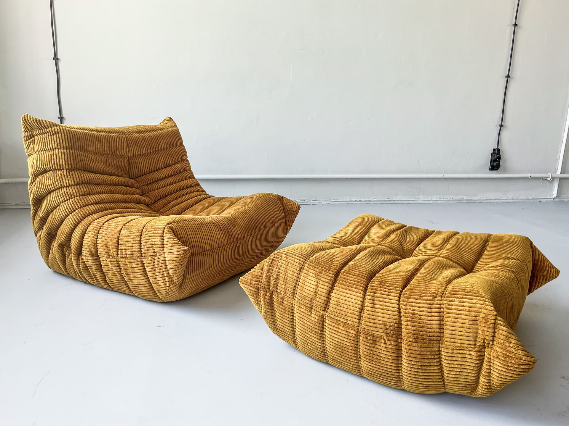 Fotel wypoczynkowy Togo z podnóżkiem, cord piaskowy brąz - 165989