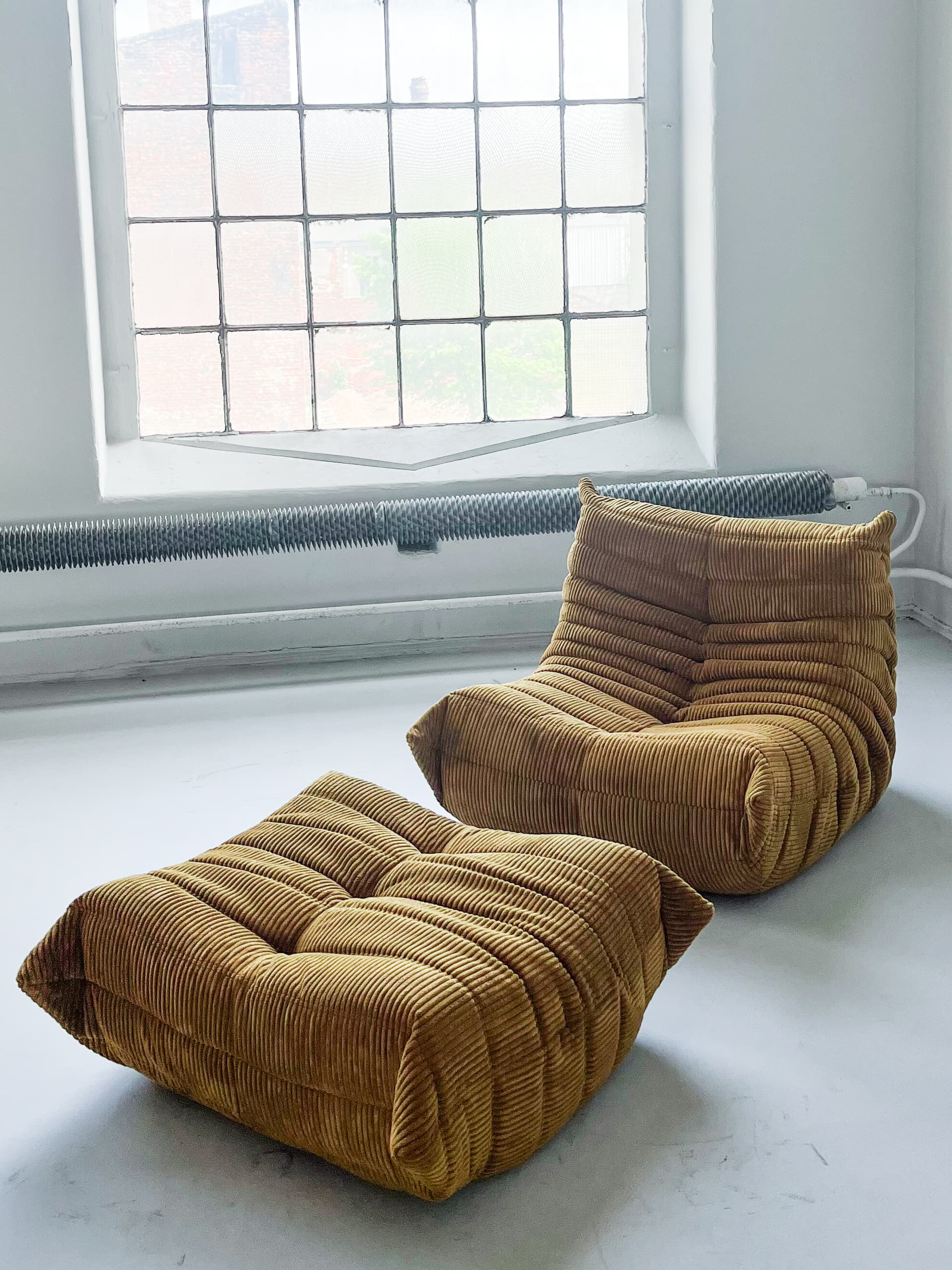 Fotel wypoczynkowy Togo z podnóżkiem, cord piaskowy brąz - 165985