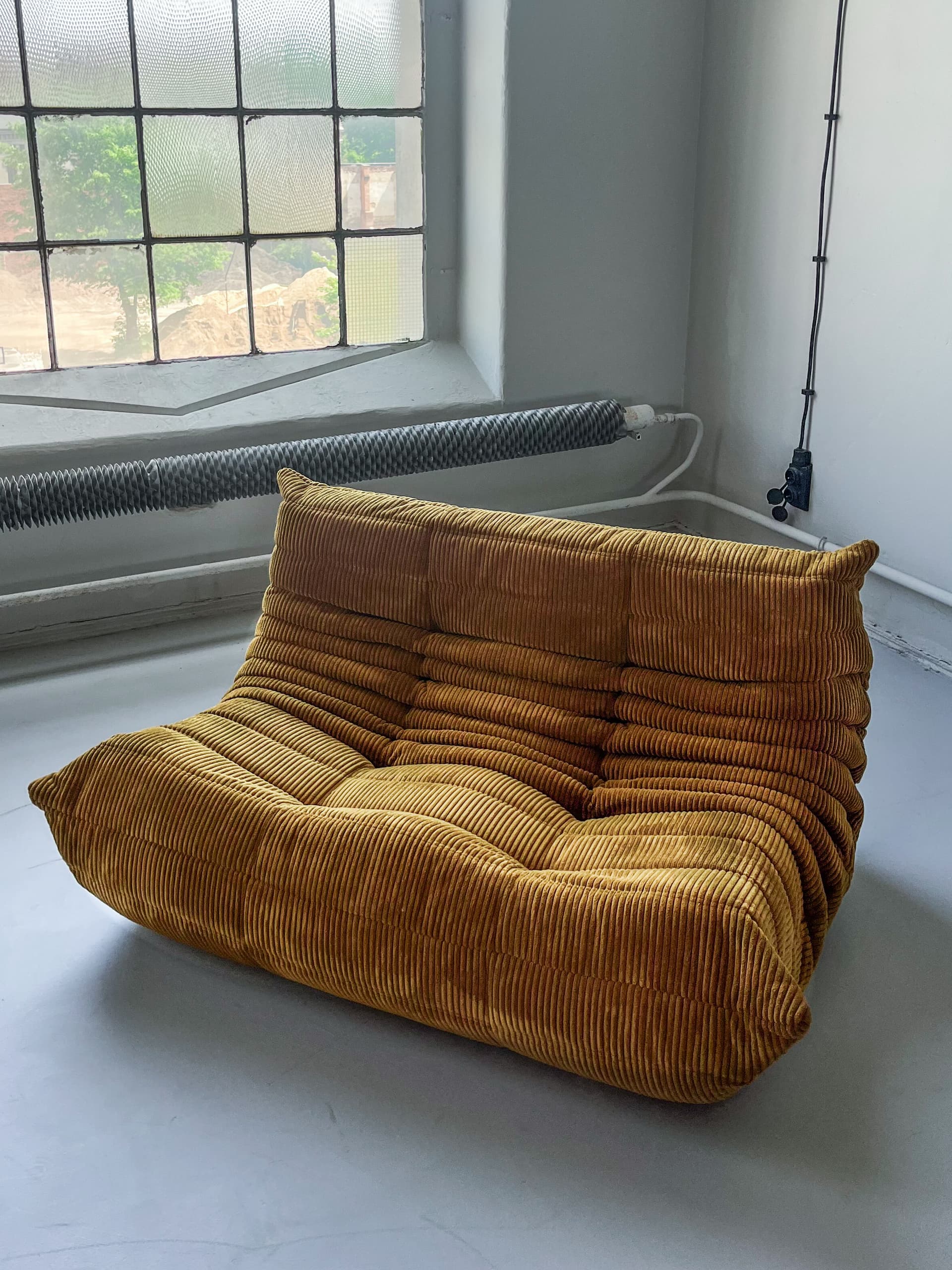 Sofa Togo dwuosobowa, cord piaskowy brąz - 165379