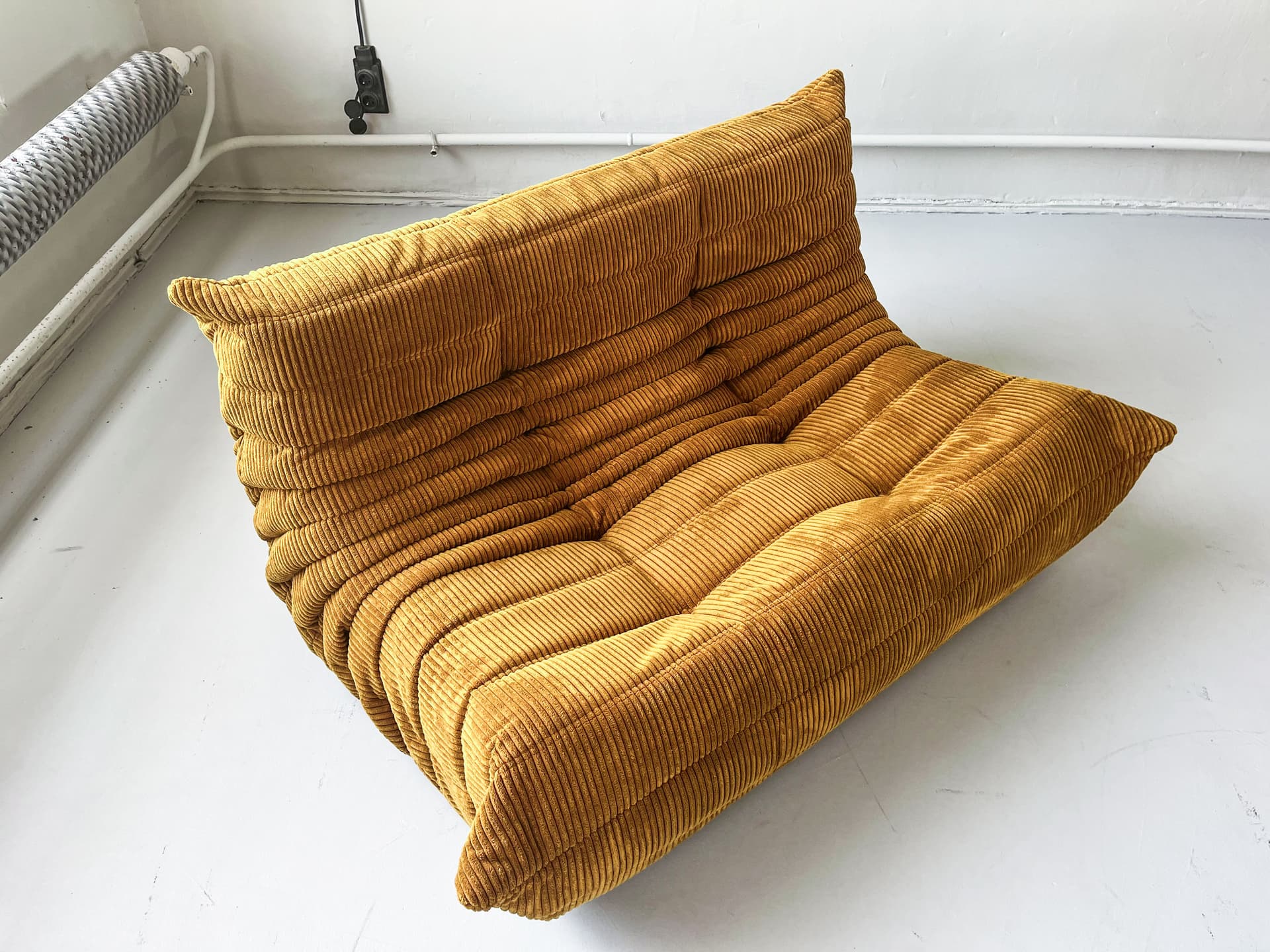 Sofa Togo dwuosobowa, cord piaskowy brąz - 165380