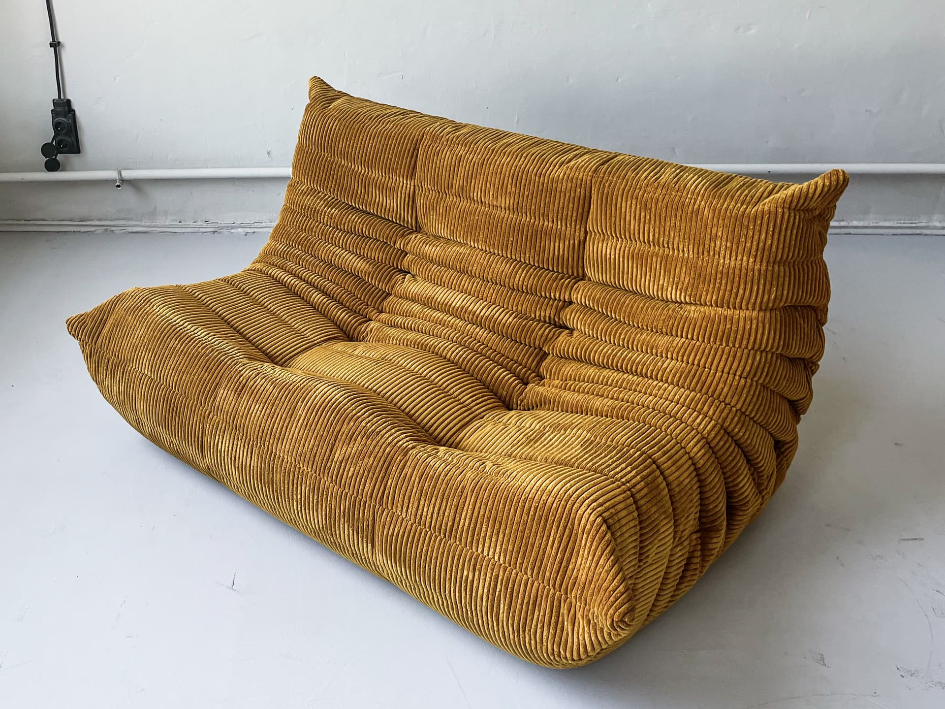 Sofa Togo dwuosobowa, cord piaskowy brąz - 165384