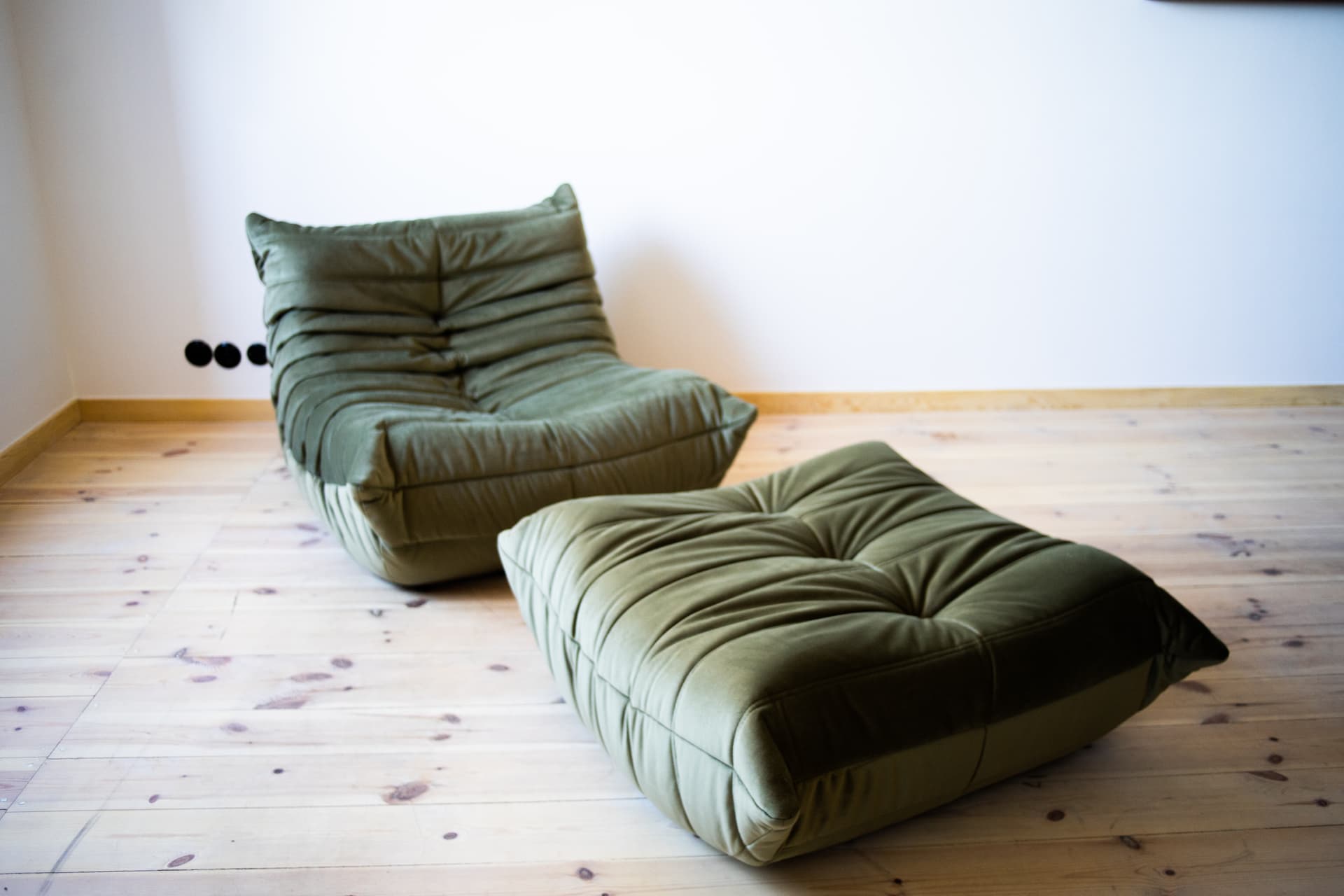 Fotel wypoczynkowy Togo z podnóżkiem, velvet zielony khaki - 166434