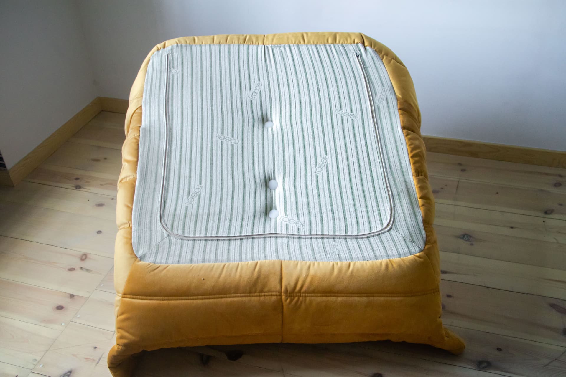 Fotel wypoczynkowy Togo z podnóżkiem, velvet złoty - 166659