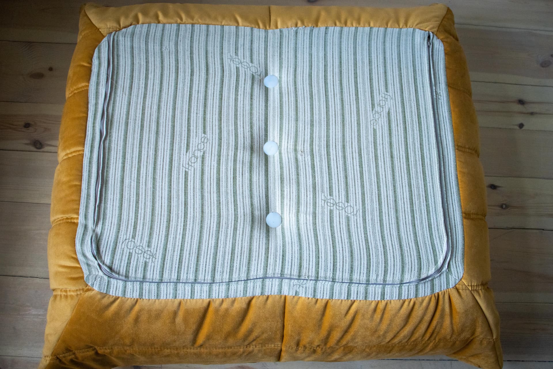 Fotel wypoczynkowy Togo z podnóżkiem, velvet złoty - 166656