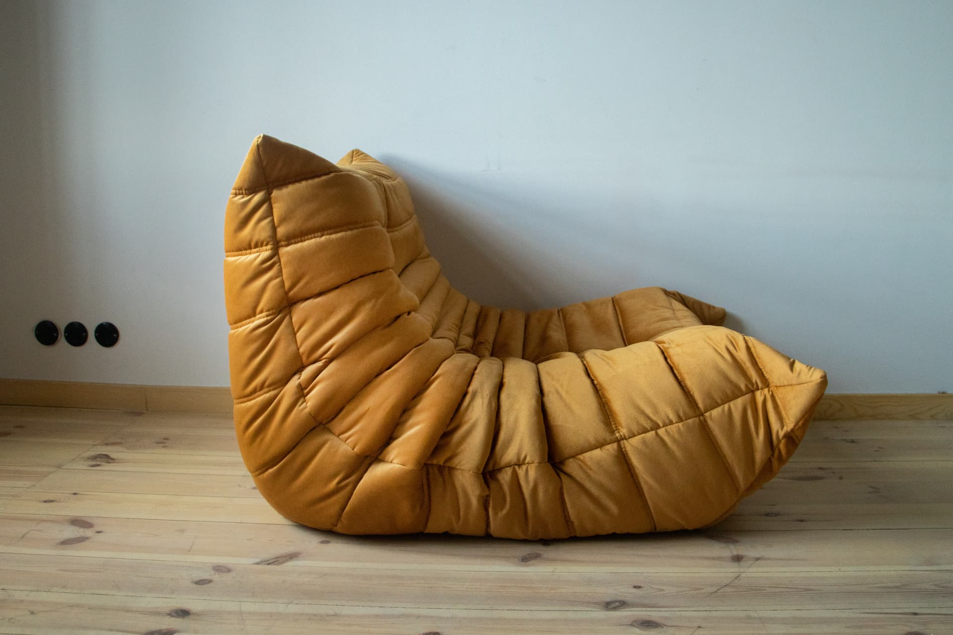 Fotel wypoczynkowy Togo z podnóżkiem, velvet złoty - 166658