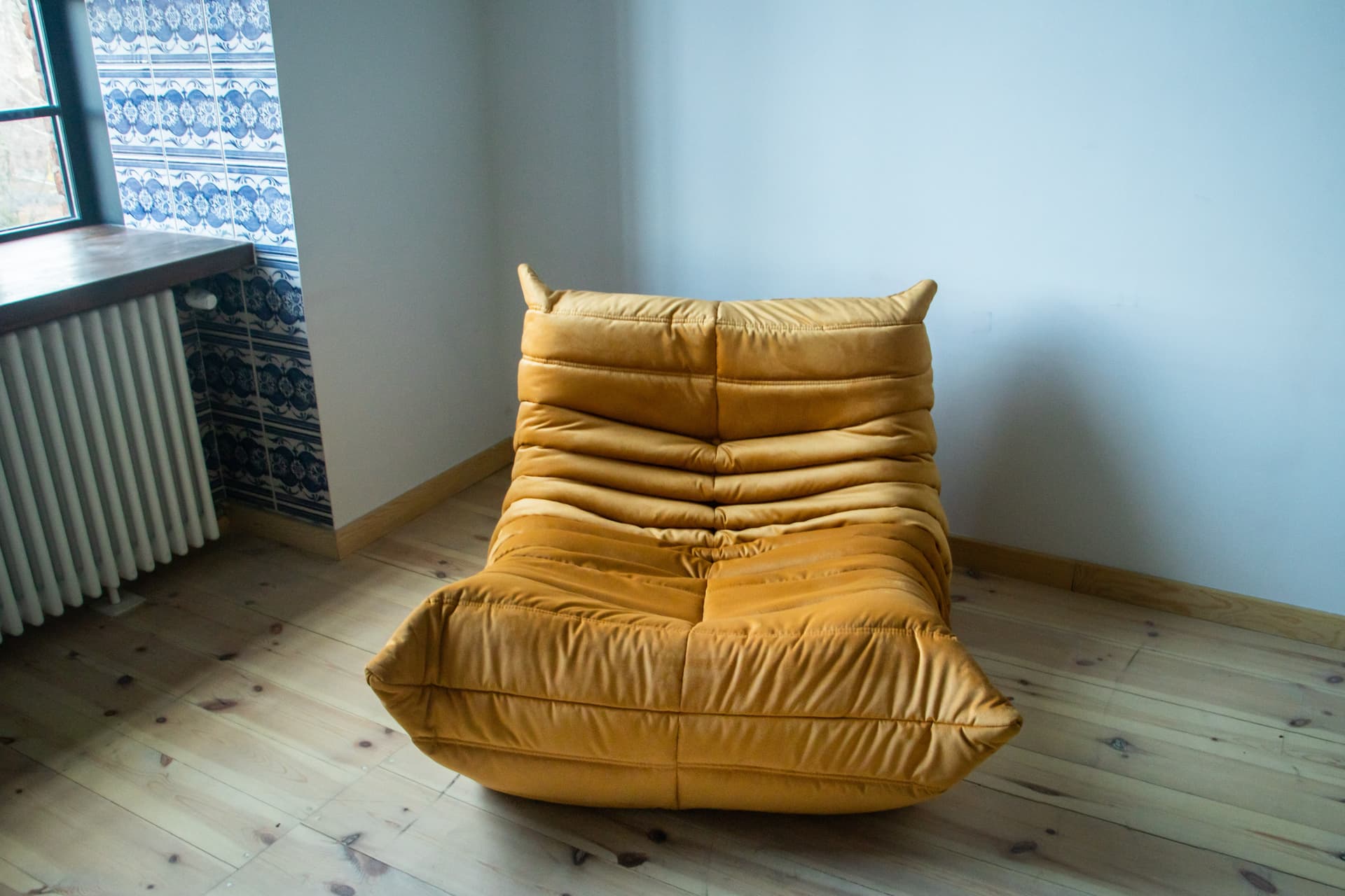 Fotel wypoczynkowy Togo z podnóżkiem, velvet złoty - 166657