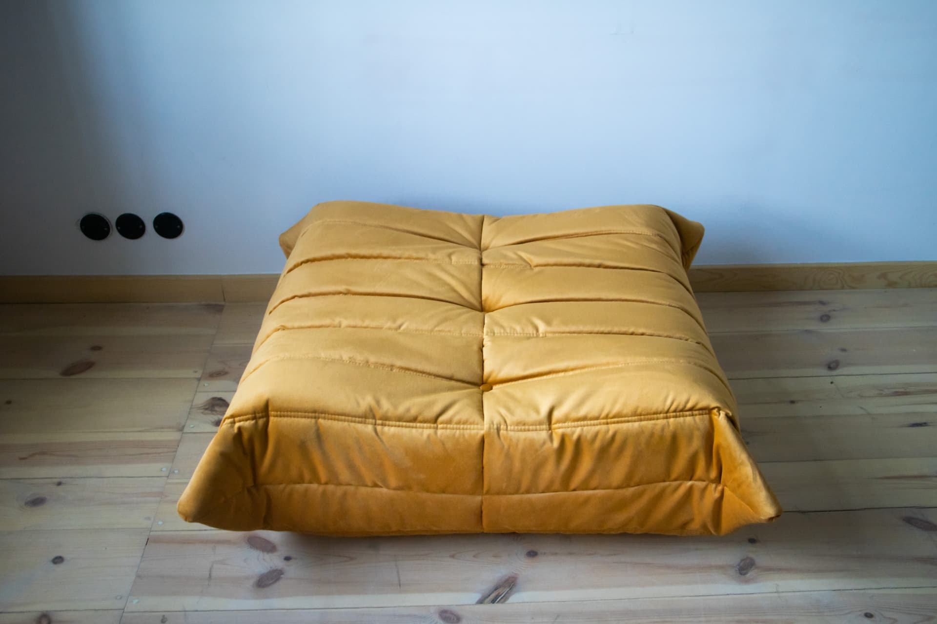 Fotel wypoczynkowy Togo z podnóżkiem, velvet złoty - 166655