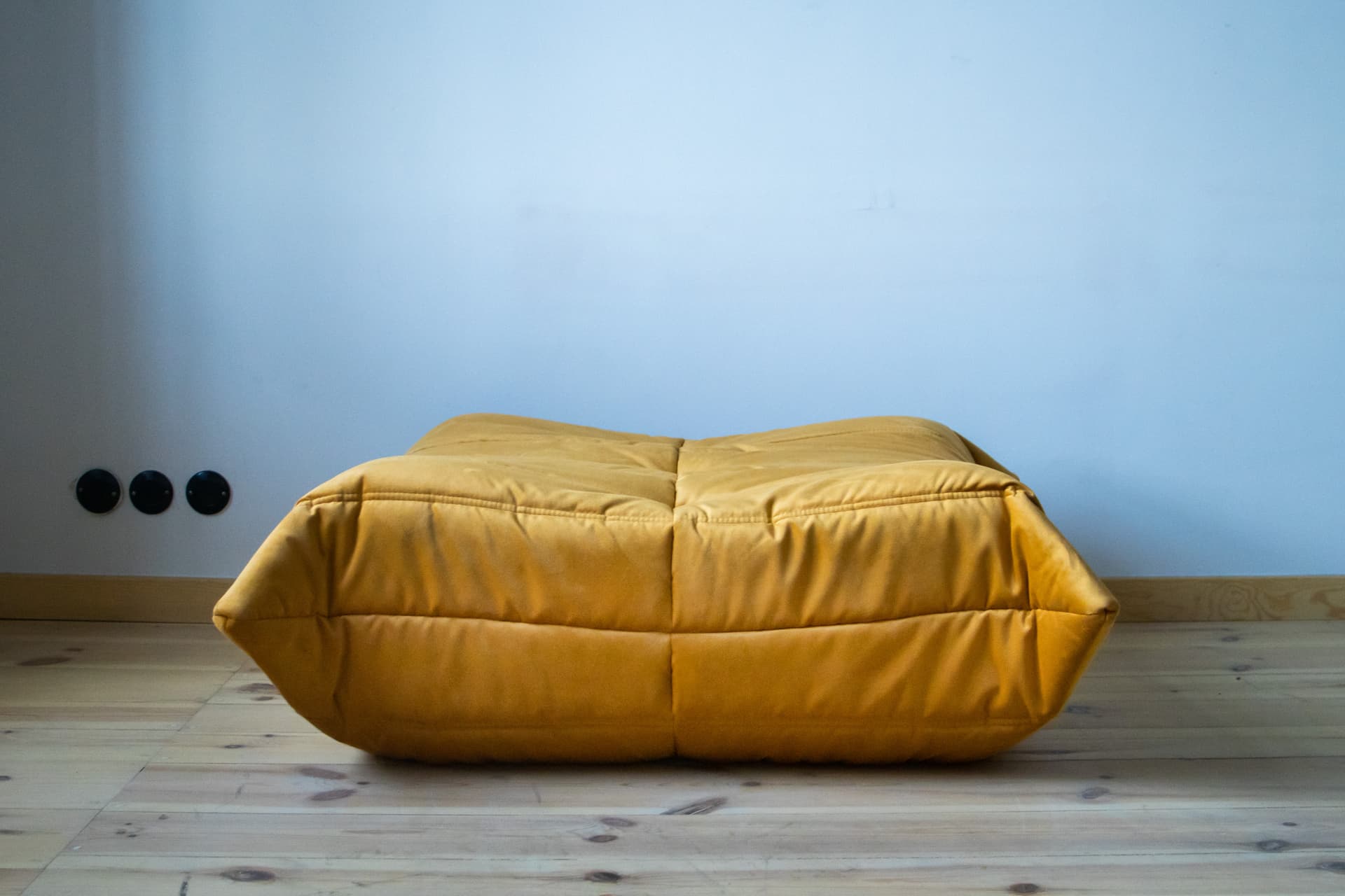 Fotel wypoczynkowy Togo z podnóżkiem, velvet złoty - 166654