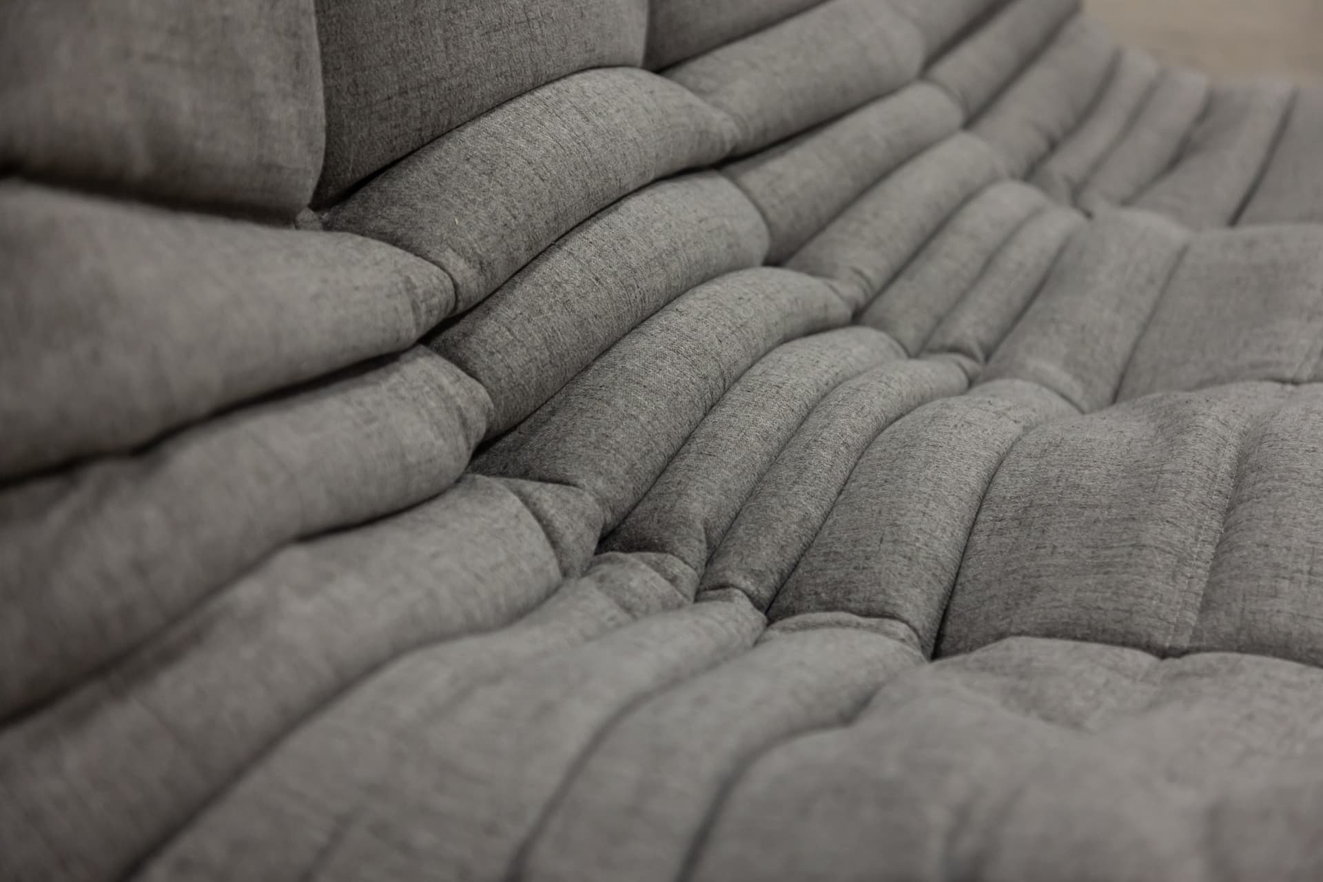 Sofa Togo trzyosobowa, tekstylia ciepły szary - 166672