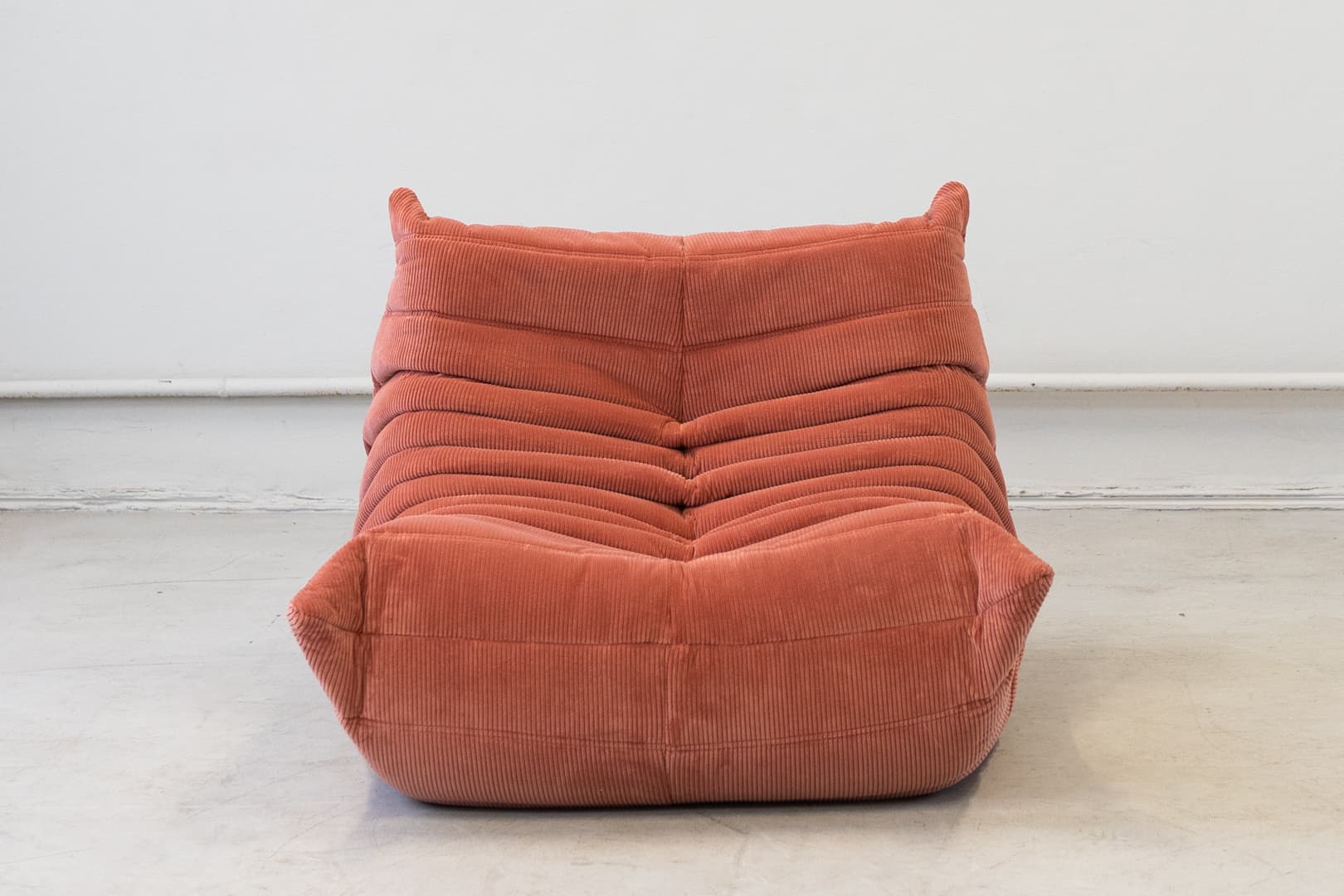 Fotel wypoczynkowy Togo z podnóżkiem, cord coral - 166796