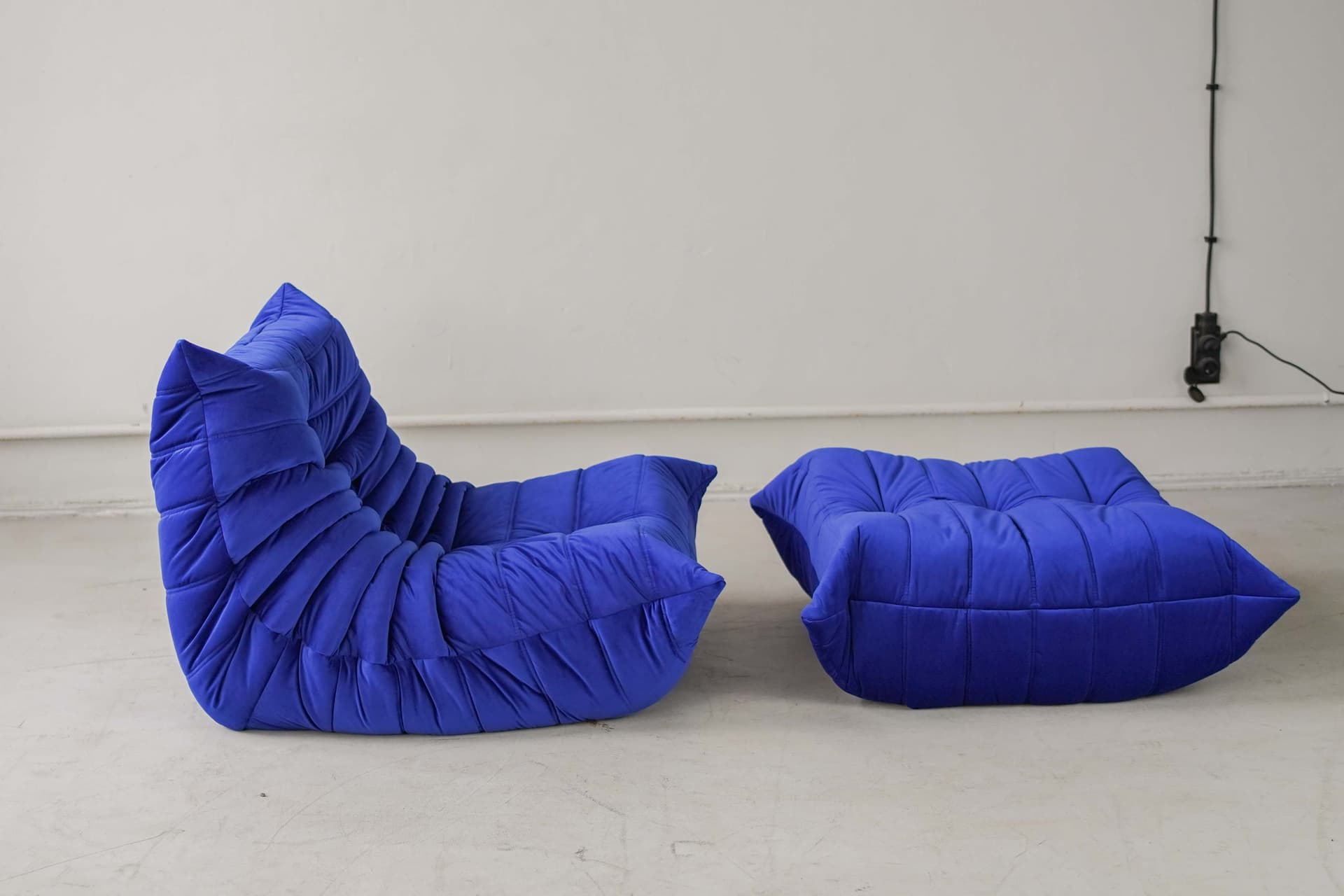 Fotel wypoczynkowy Togo z podnóżkiem, velvet kobalt - 166570