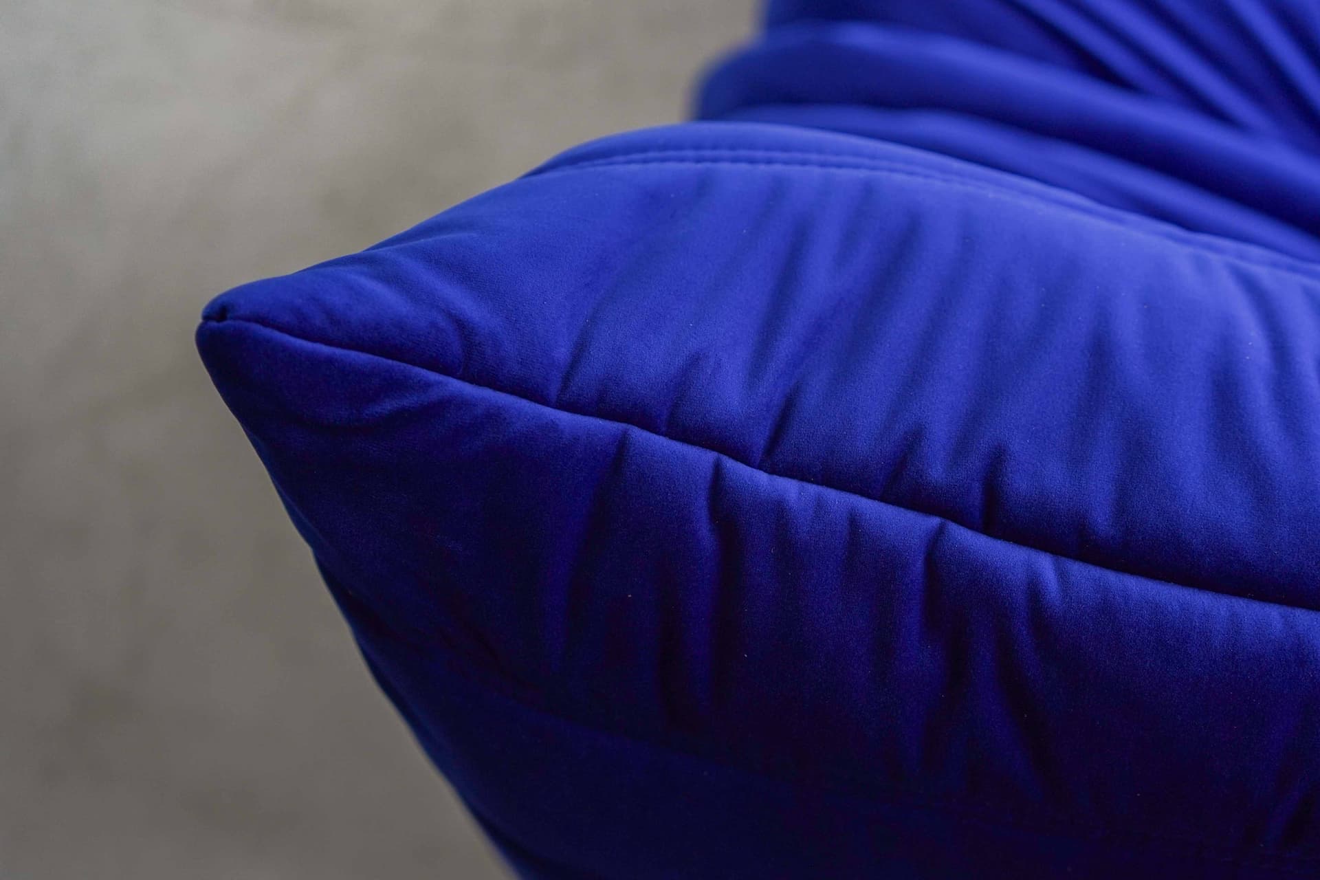 Sofa Togo dwuosobowa, velvet kobalt - 390899
