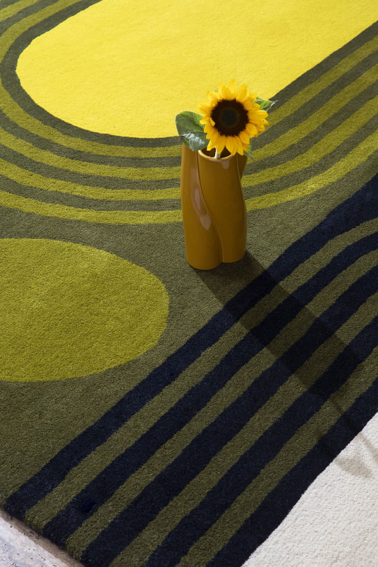 Dywan Striped Tulip Seagrass 160x230 cm, czarny, oliwkowy, seledynowy, zielony, żółty, kremowy, wełna, Orla Kiely - 54656