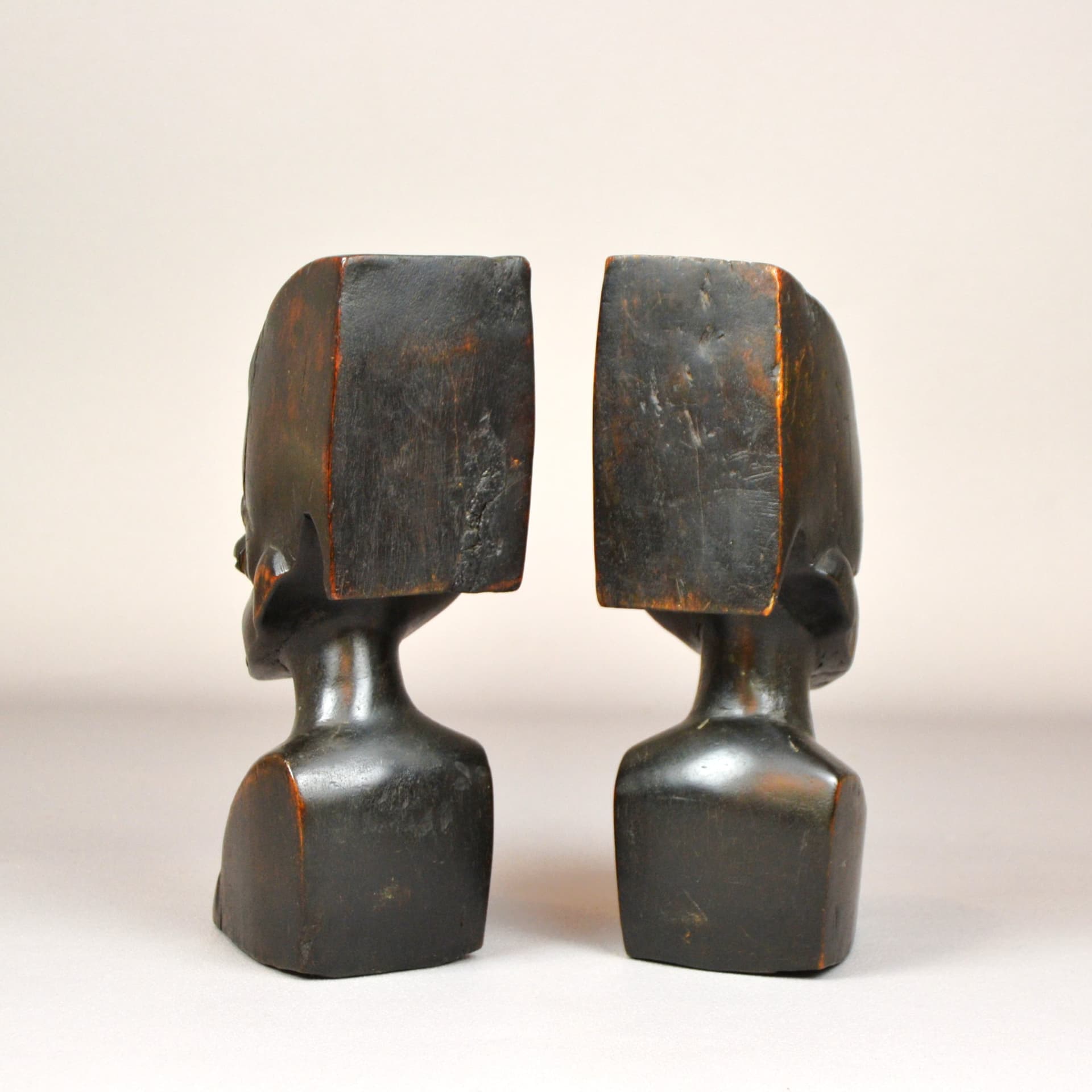 Para podpórek do książek Afrykanki, drewno brąz ciemny, Belgia, lata 80. - 56020