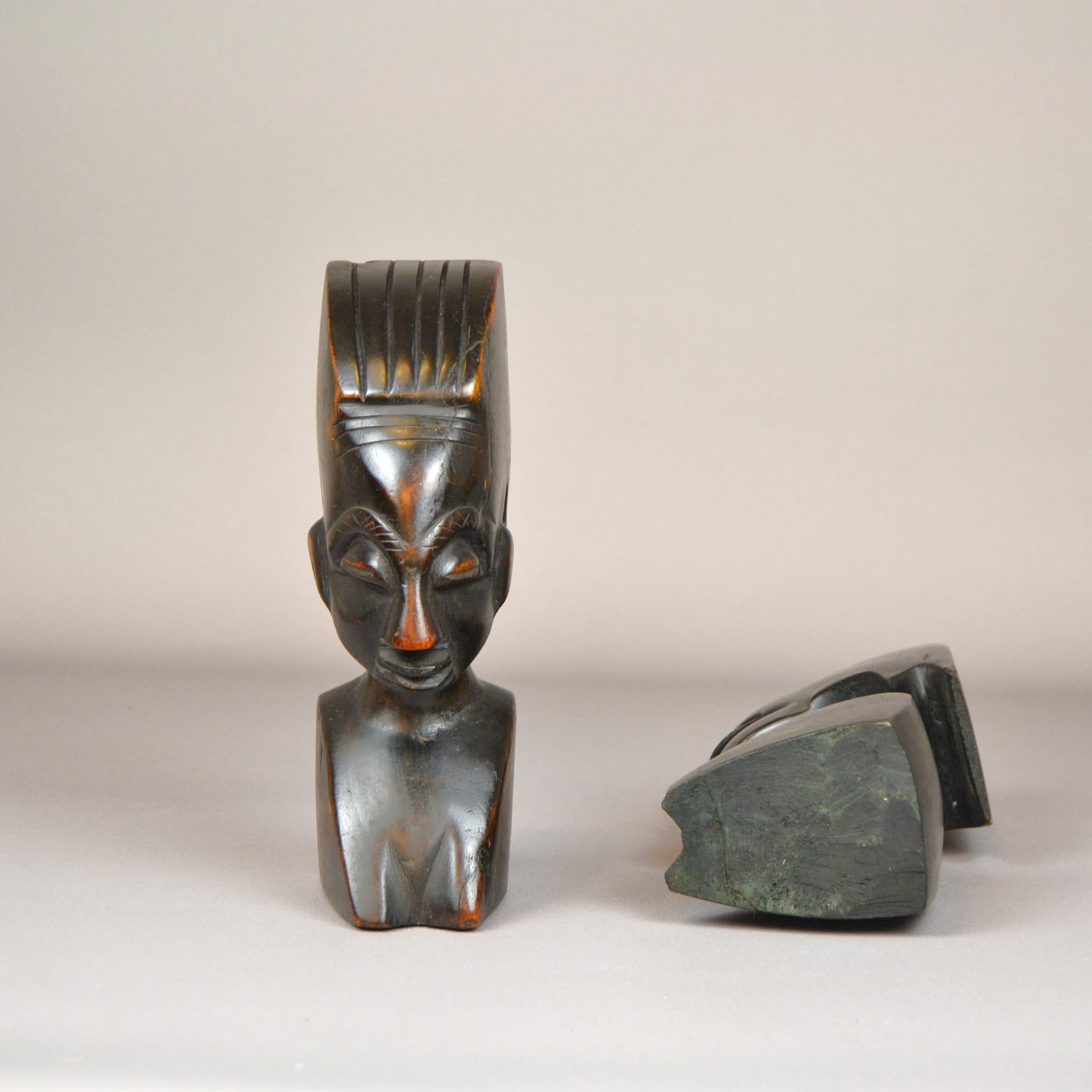 Para podpórek do książek Afrykanki, drewno brąz ciemny, Belgia, lata 80. - 56023