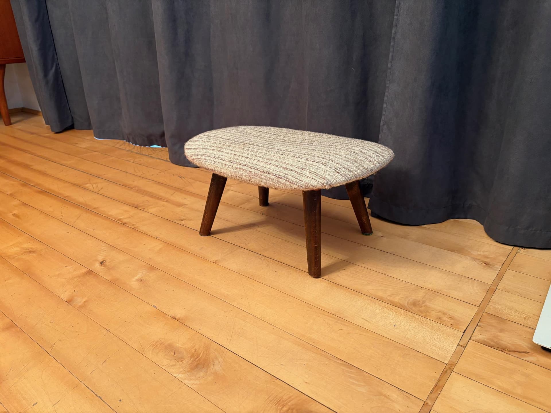 Podnóżek, beżowa tkanina, drewno brązowy, Casala, Niemcy, lata 50. - 79744