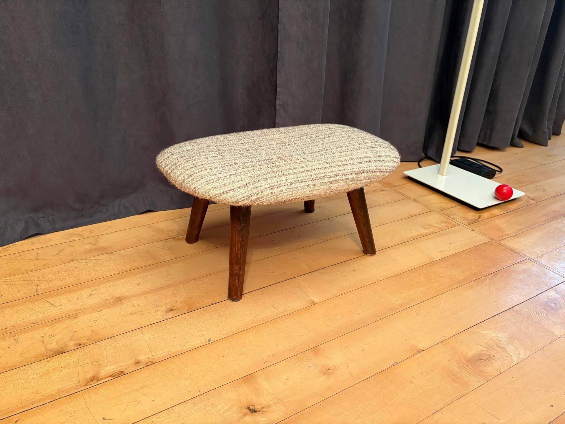 Podnóżek, beżowa tkanina, drewno brązowy, Casala, Niemcy, lata 50. - 79746