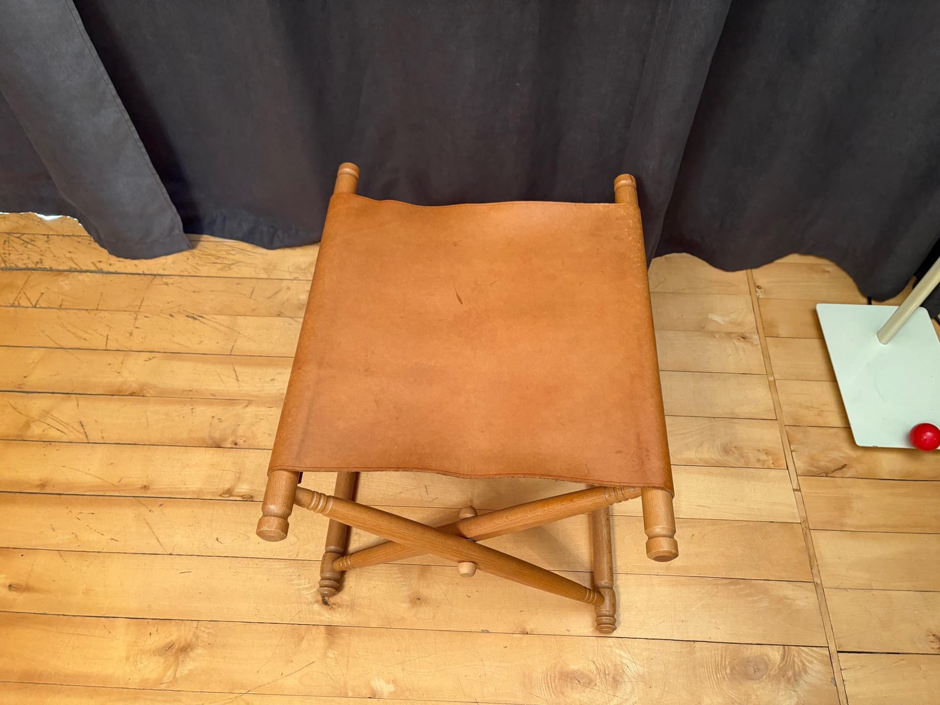 Stołek składany safari, skóra brązowa, buk, lata 80. - 79725