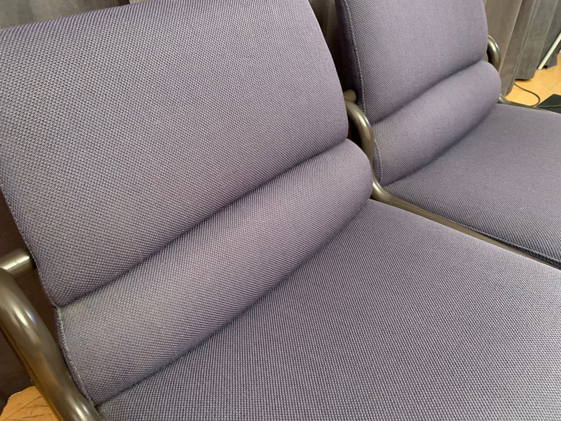 Zestaw wypoczynkowy G30, sofa, 2 fotele i stolik kawowy, welur fioletowy, metal ciemnobrązowy, proj. M. Stoll, Niemcy, lata 80. - 59311