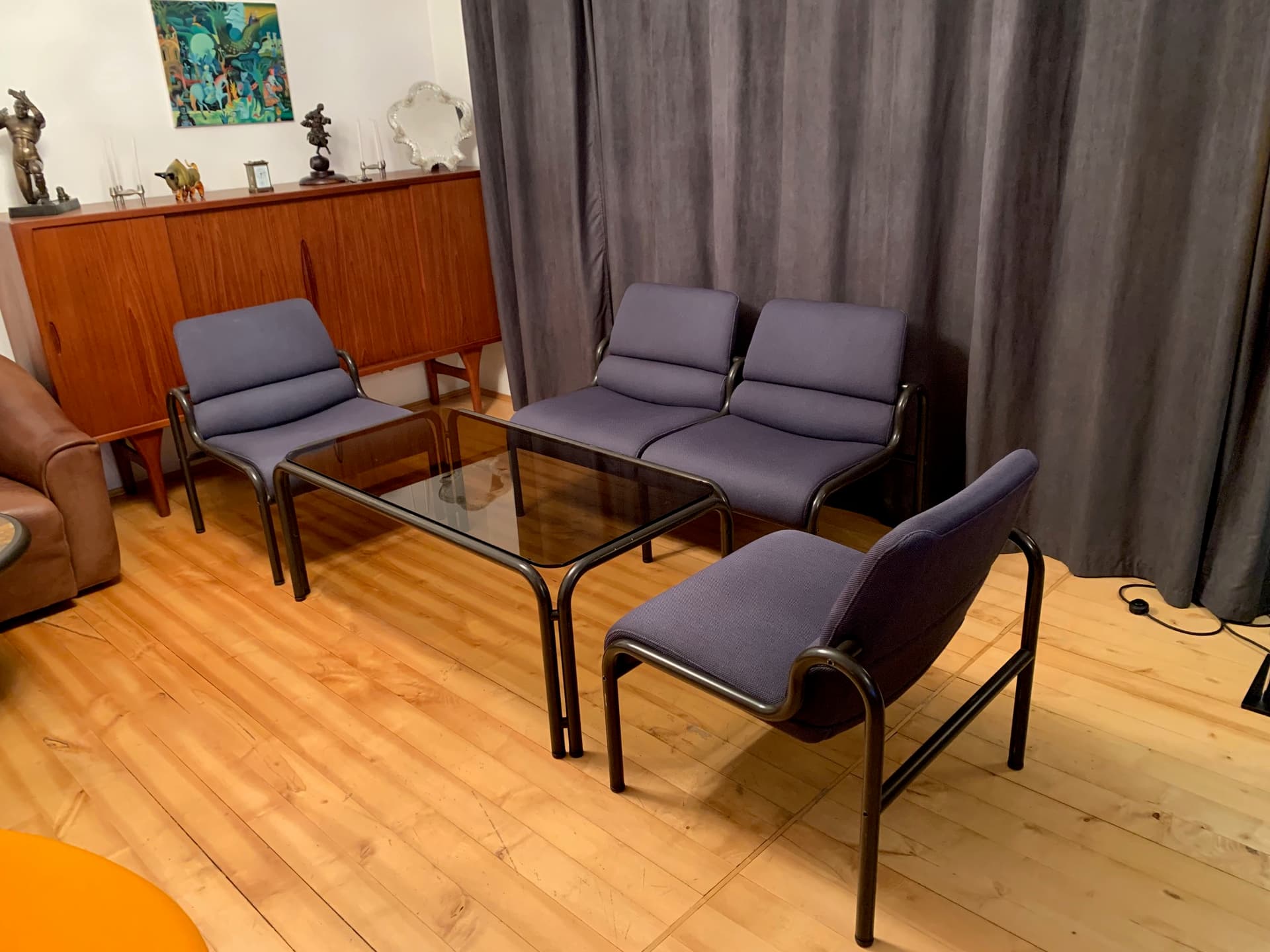 Zestaw wypoczynkowy G30, sofa, 2 fotele i stolik kawowy, welur fioletowy, metal ciemnobrązowy, proj. M. Stoll, Niemcy, lata 80. - 59308