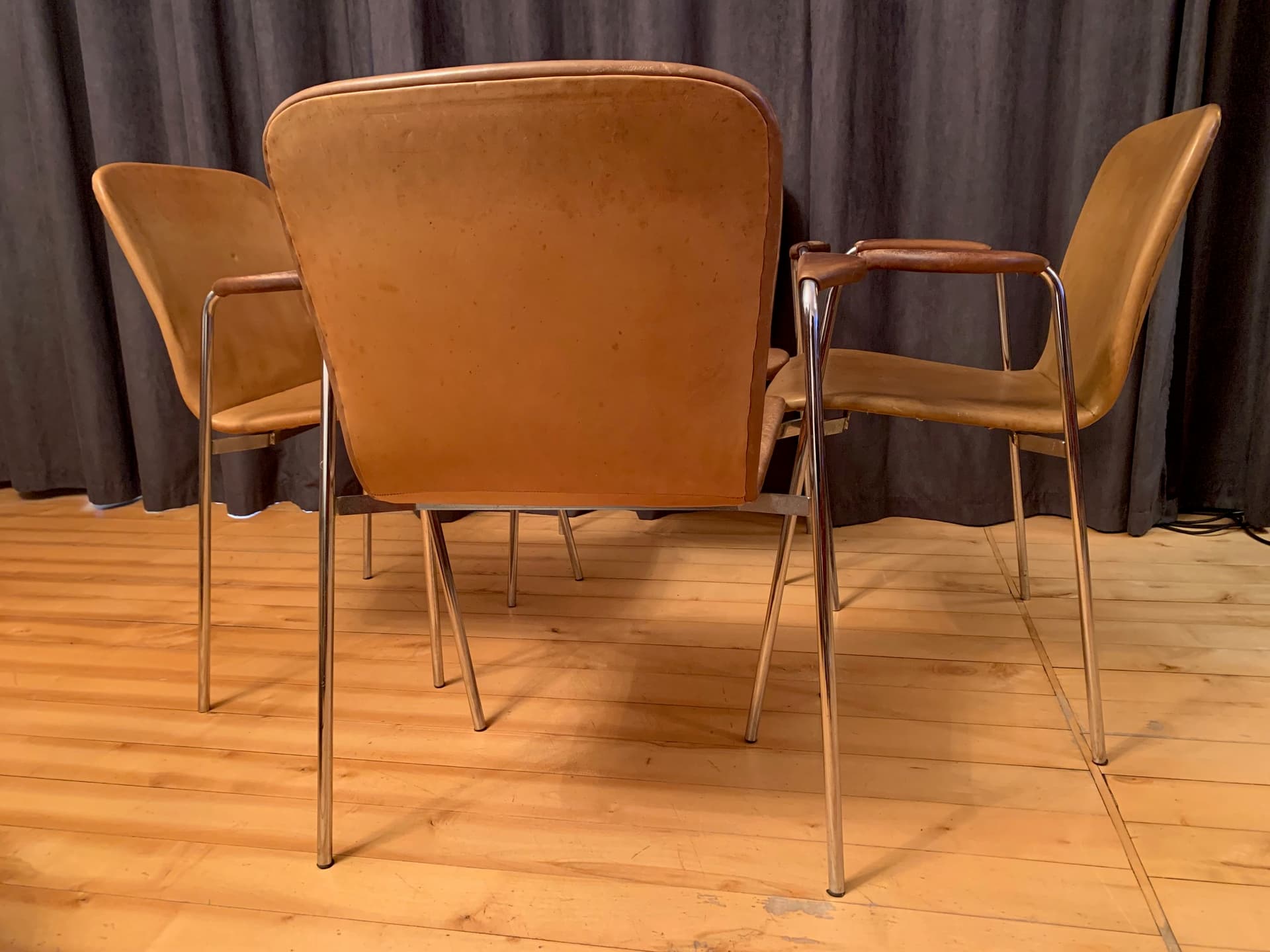 Zestaw czterech krzeseł z podłokietnikami, skóra brąz jasny, mosiądz, Włochy, lata 60. - 59322