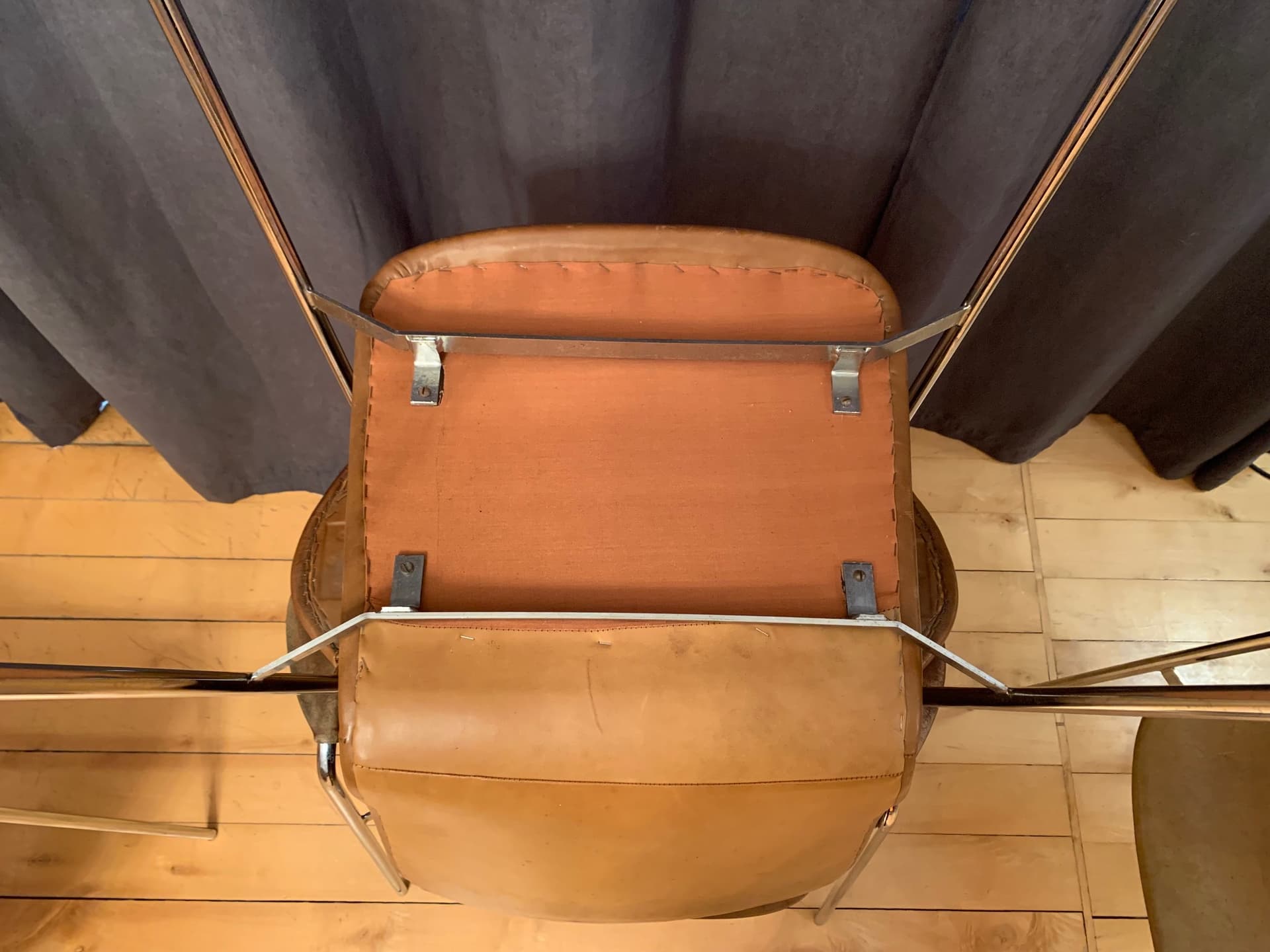 Zestaw czterech krzeseł z podłokietnikami, skóra brąz jasny, mosiądz, Włochy, lata 60. - 59324