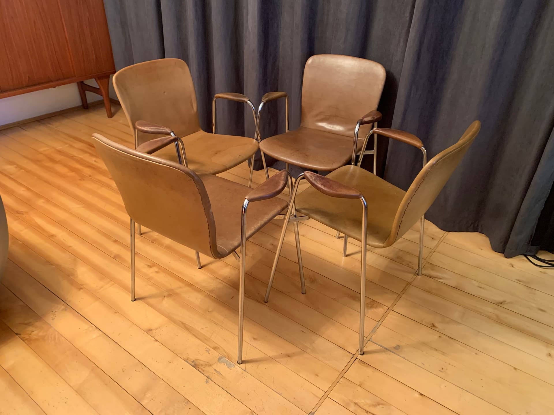 Zestaw czterech krzeseł z podłokietnikami, skóra brąz jasny, mosiądz, Włochy, lata 60. - 59319