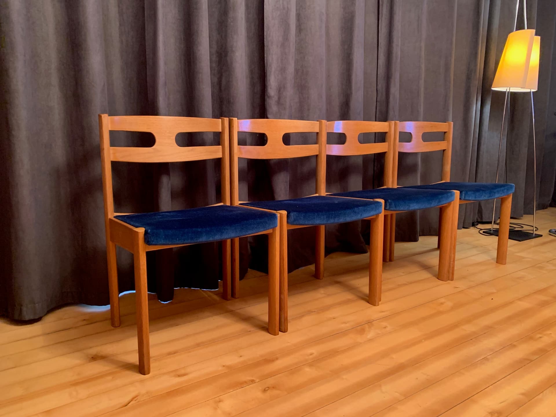 Zestaw czterech krzeseł Asko Export, dąb złoty, velvet granatowy, Finlandia, lata 60. - 59334