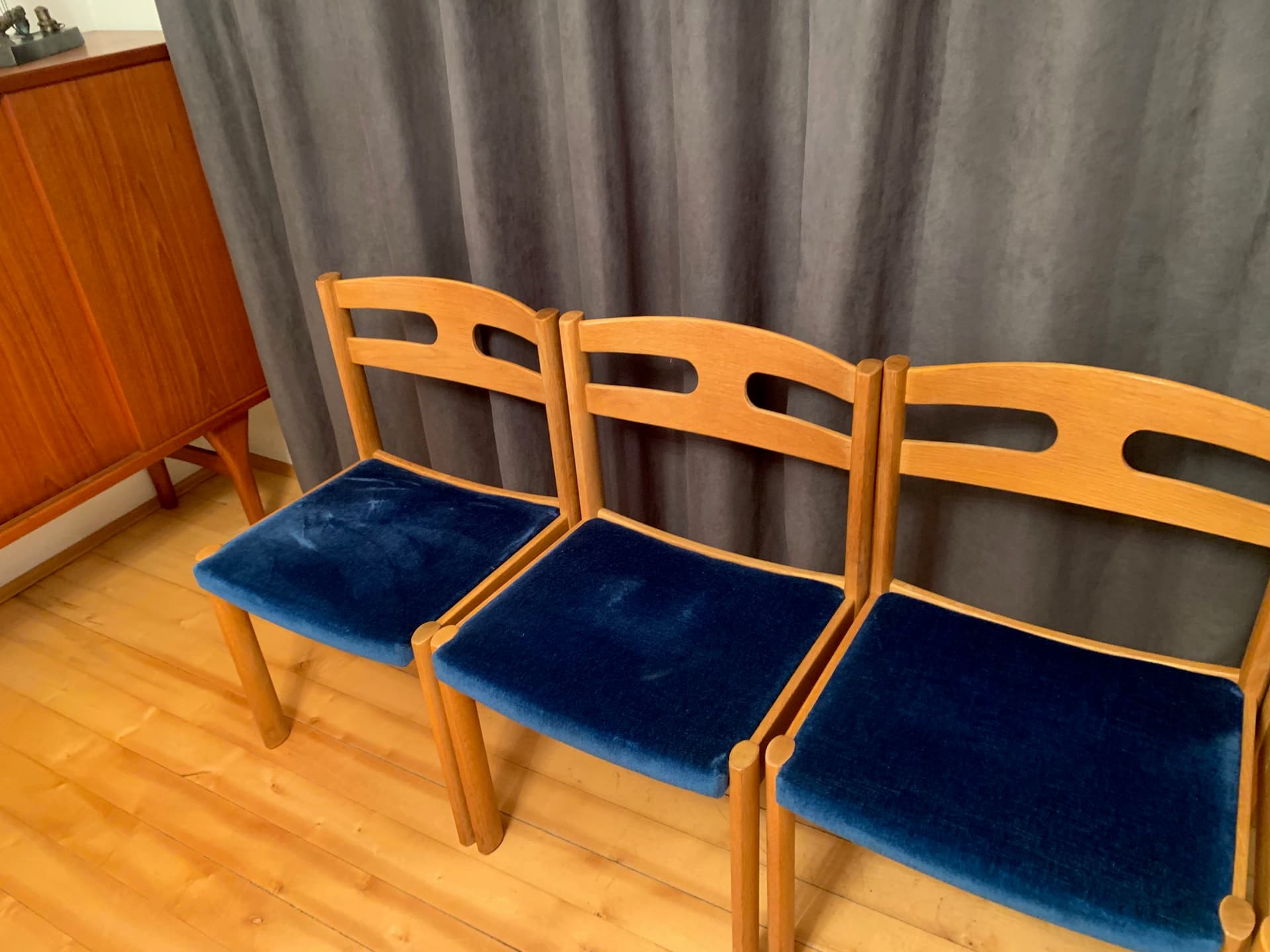 Zestaw czterech krzeseł Asko Export, dąb złoty, velvet granatowy, Finlandia, lata 60. - 59333