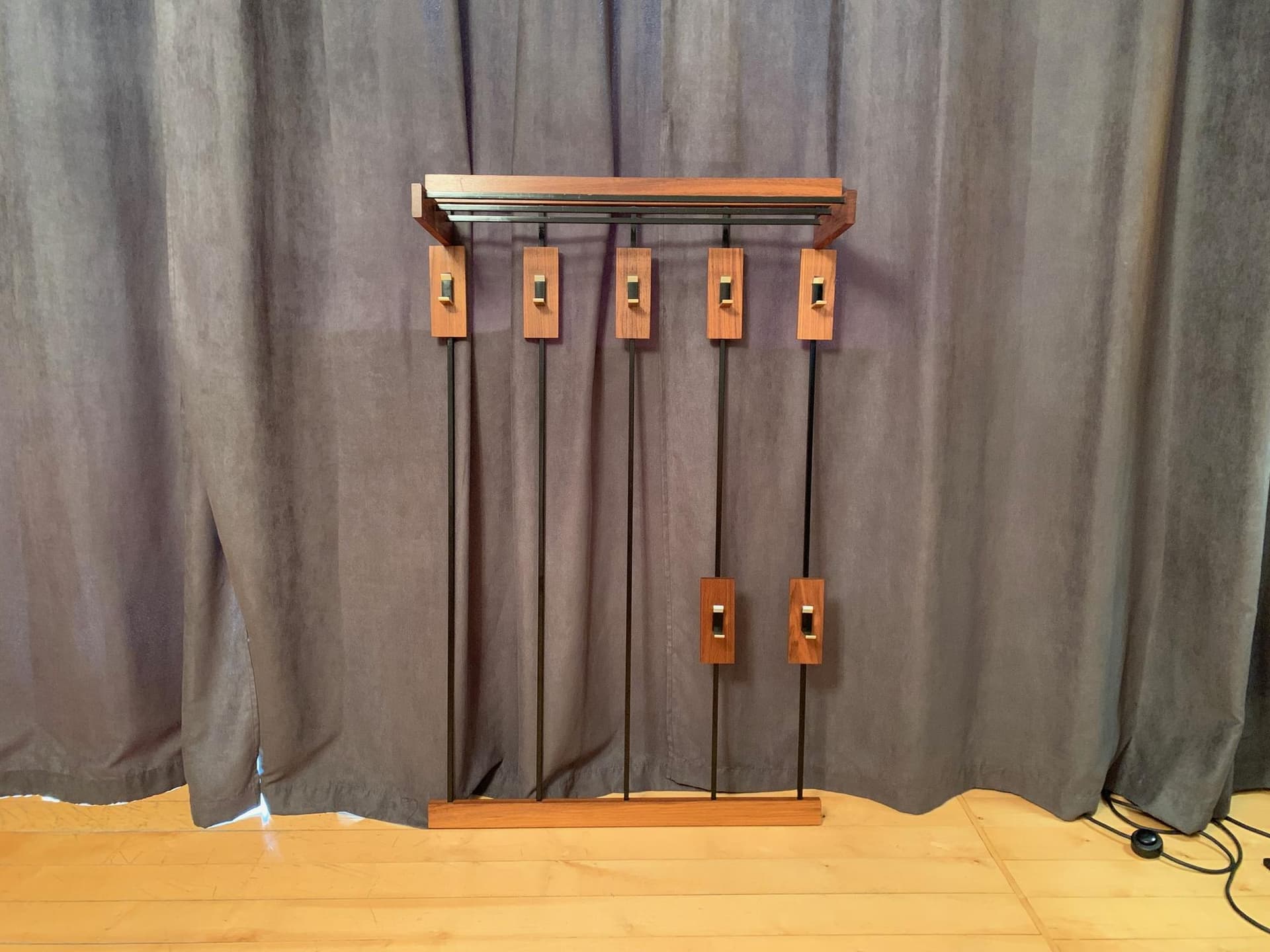 Wieszak ścienny, orzech brązowy, stal czarna, lata 60. - 79632