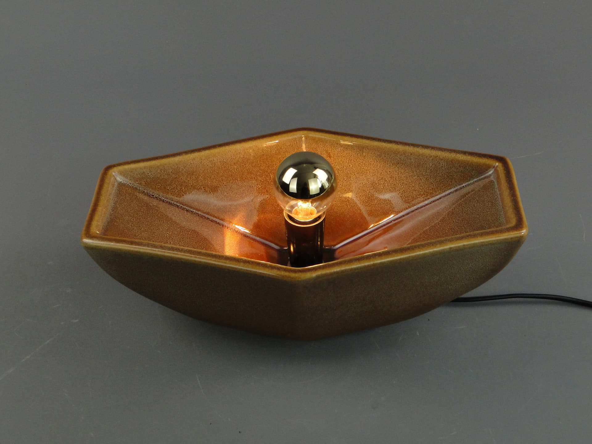 Kinkiet, ceramika brązowy, proj. A. Sadulski, Polska, lata 70. - 59761