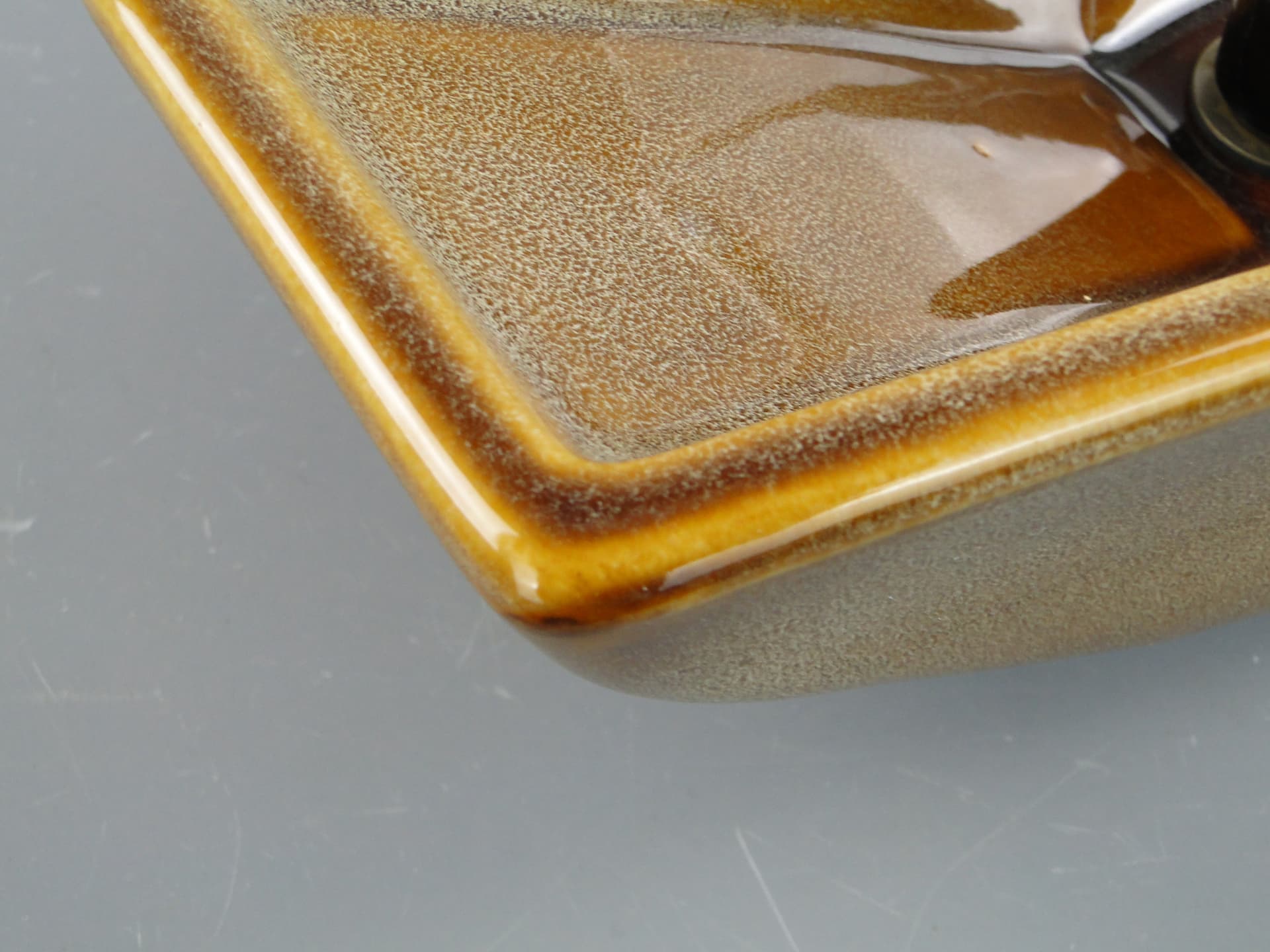 Kinkiet, ceramika brązowy, proj. A. Sadulski, Polska, lata 70. - 59768