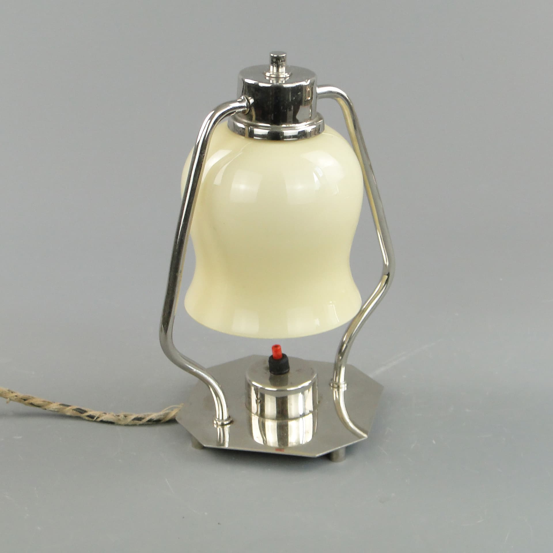 Lampa nocna Art déco, szkło kość słoniowa, mosiądz chromowany, Polska, lata 30. - 59792